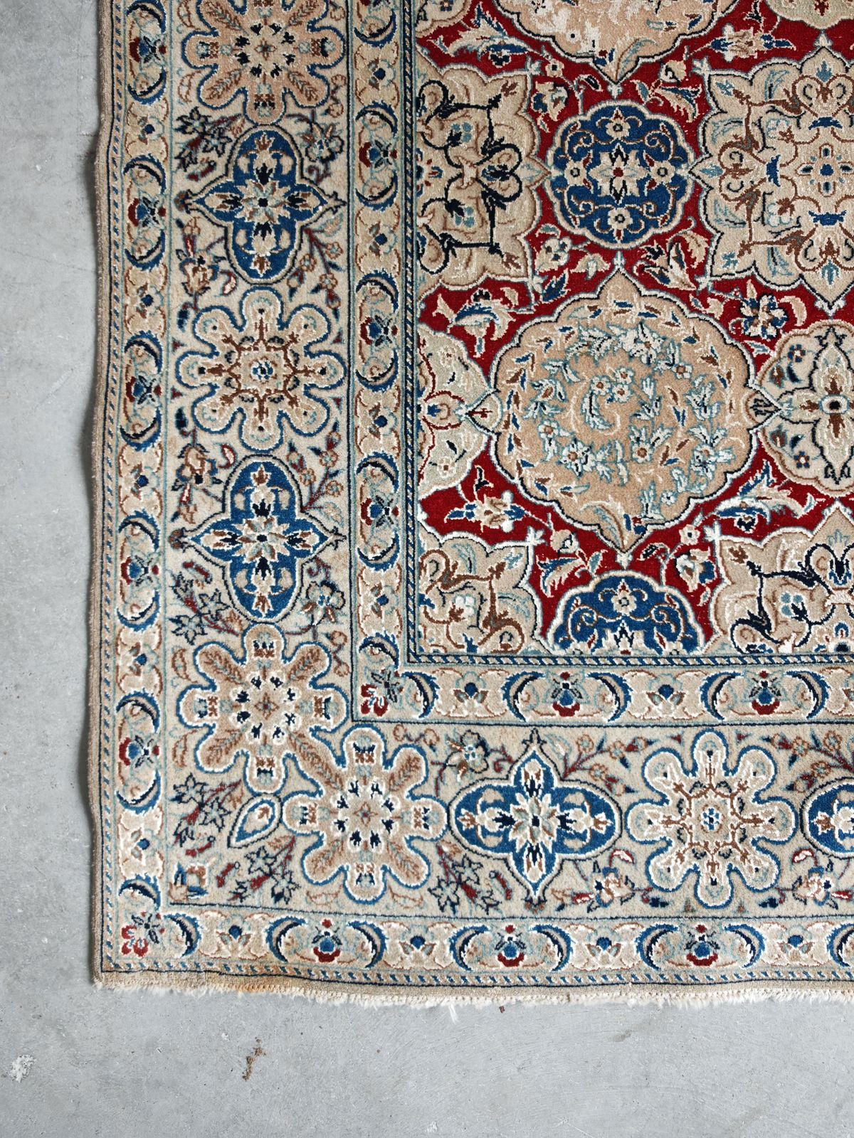 photo for sale Vintage handgeknoopt tapijt in crème, rood en blauw wol en zijde, jaren 1960