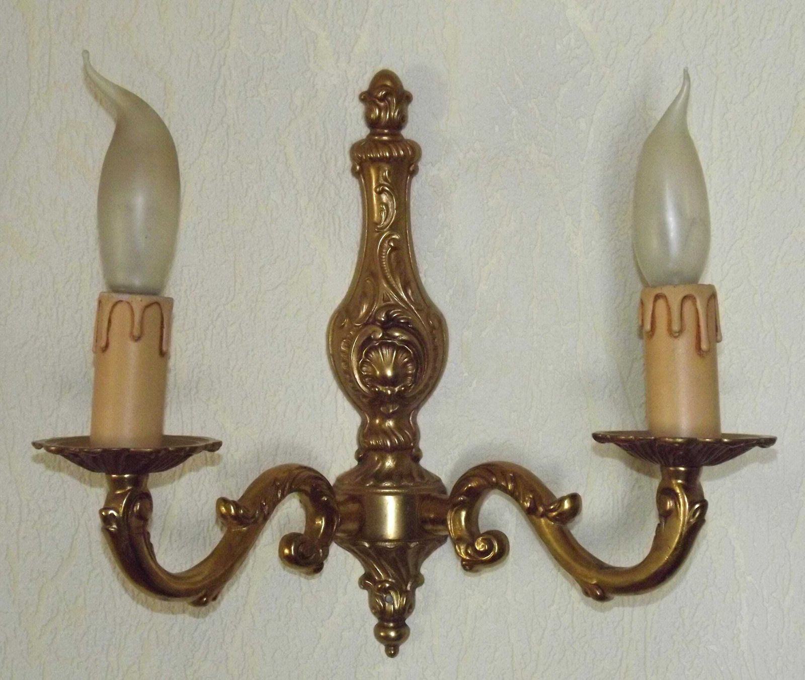 Paire d'appliques murales doubles en bronze de style traditionnel français, éclairage vintage français. Paire assortie d'appliques murales doubles en bronze. photo Luminaires