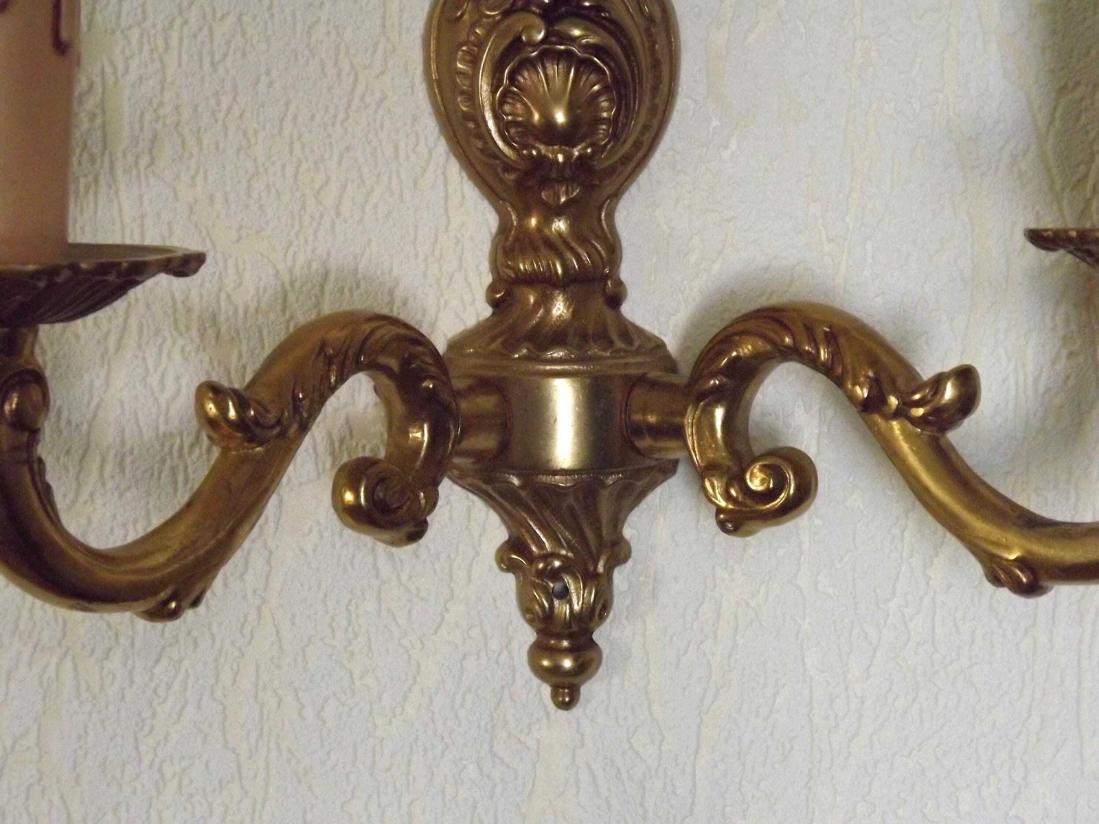 Paire d'appliques murales doubles en bronze de style traditionnel français, éclairage vintage français. Paire assortie d'appliques murales doubles en bronze. photo vinterior