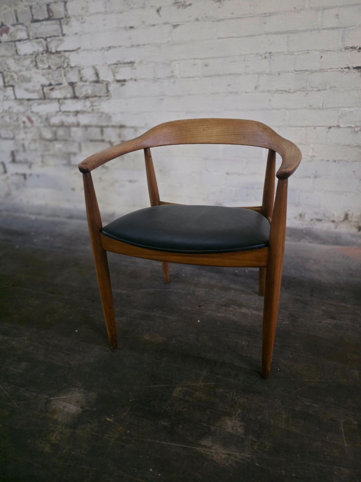 photo vintage Set Of 4 Danish Teak Mid Century Elbow Chairs