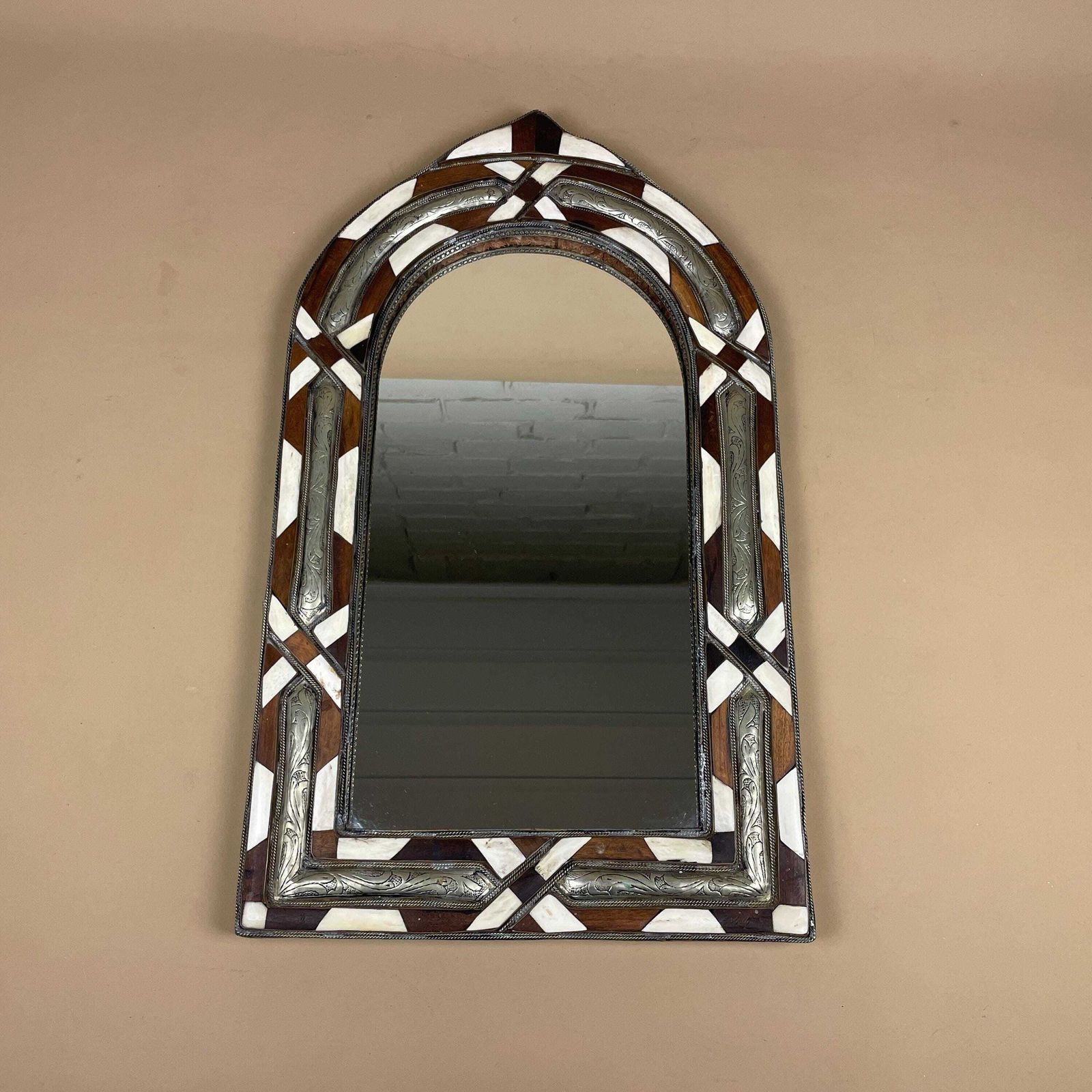 Moroccan Arched Wall Mirror Middle Eastern Style Inlaid Decorative Engraved Silver Metal Border Artisan Mother Of Pearl photo Home Decor