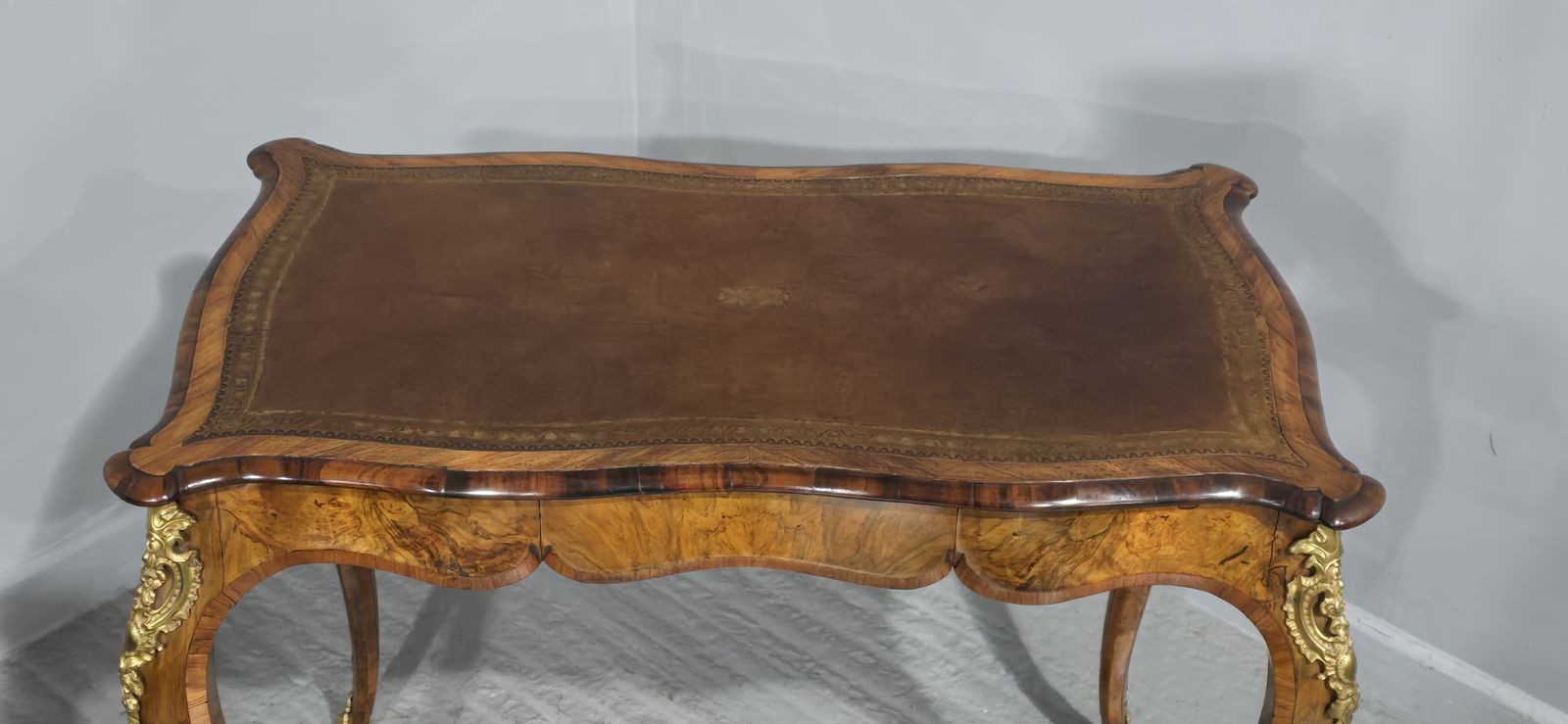 photo vinterior Fine French Burr Walnut Bureau Platt Desk