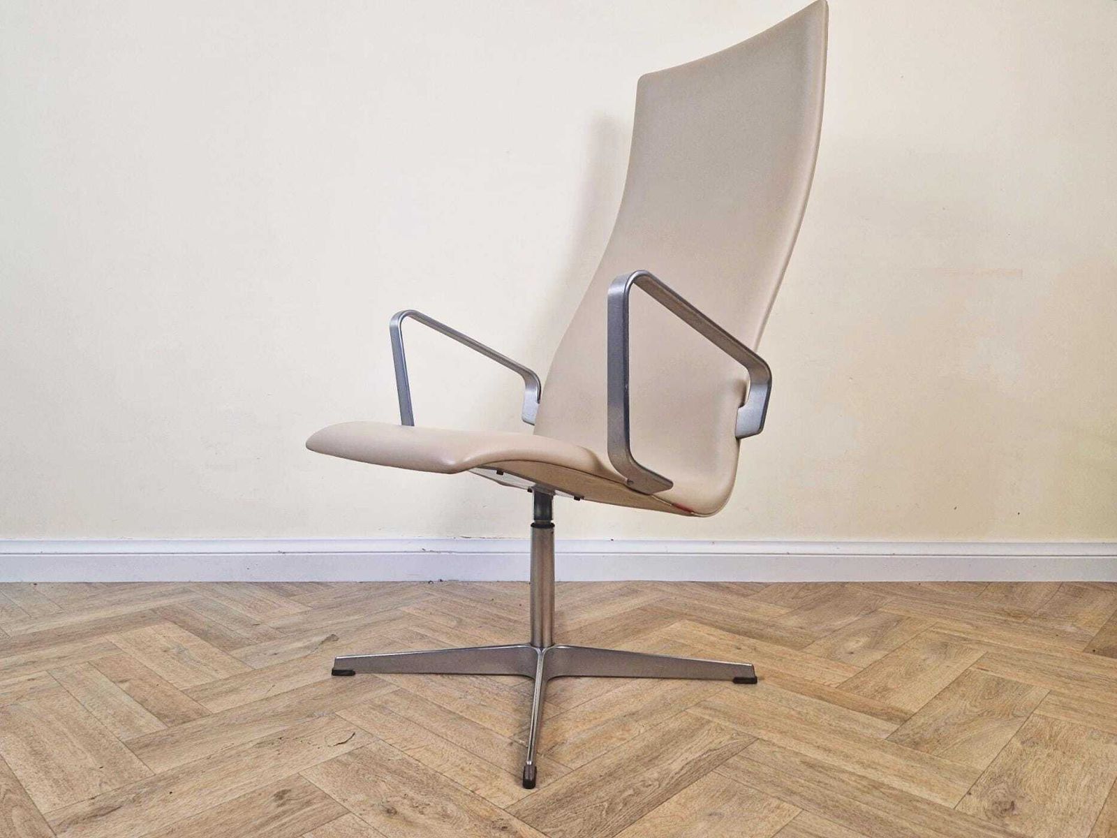 Arne Jacobsen For Fritz Hansen Oxford Mid Century Danish Design Highback Swivel Chair photo for sale