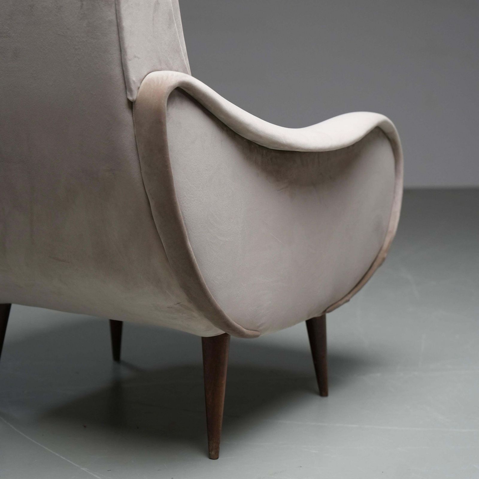 Set Van 2 Lounge Stoelen In Lichtbruin Velours En Hout, Italië, Ca. Jaren 1950 photo vinterior
