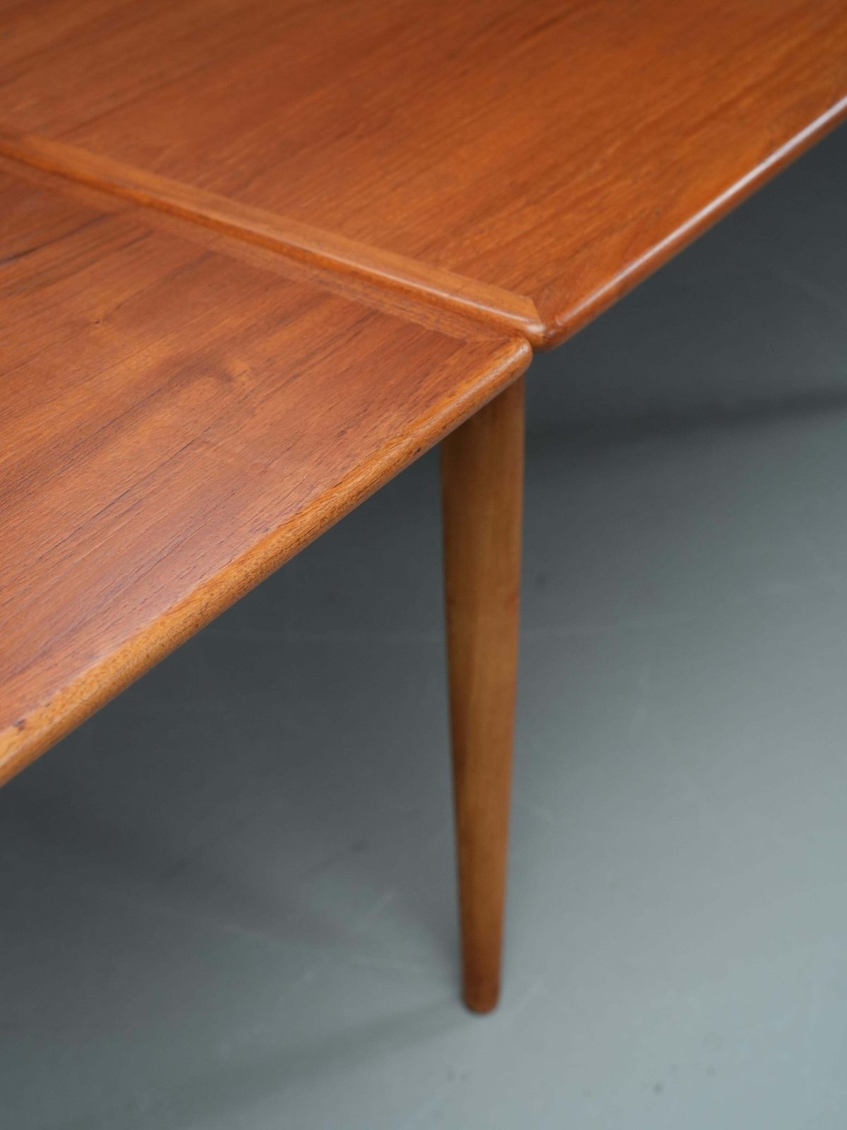 photo for sale Hans Wegner Teak En Eiken Eettafel 312 Voor Andreas Tuck, Denemarken, Jaren 1960