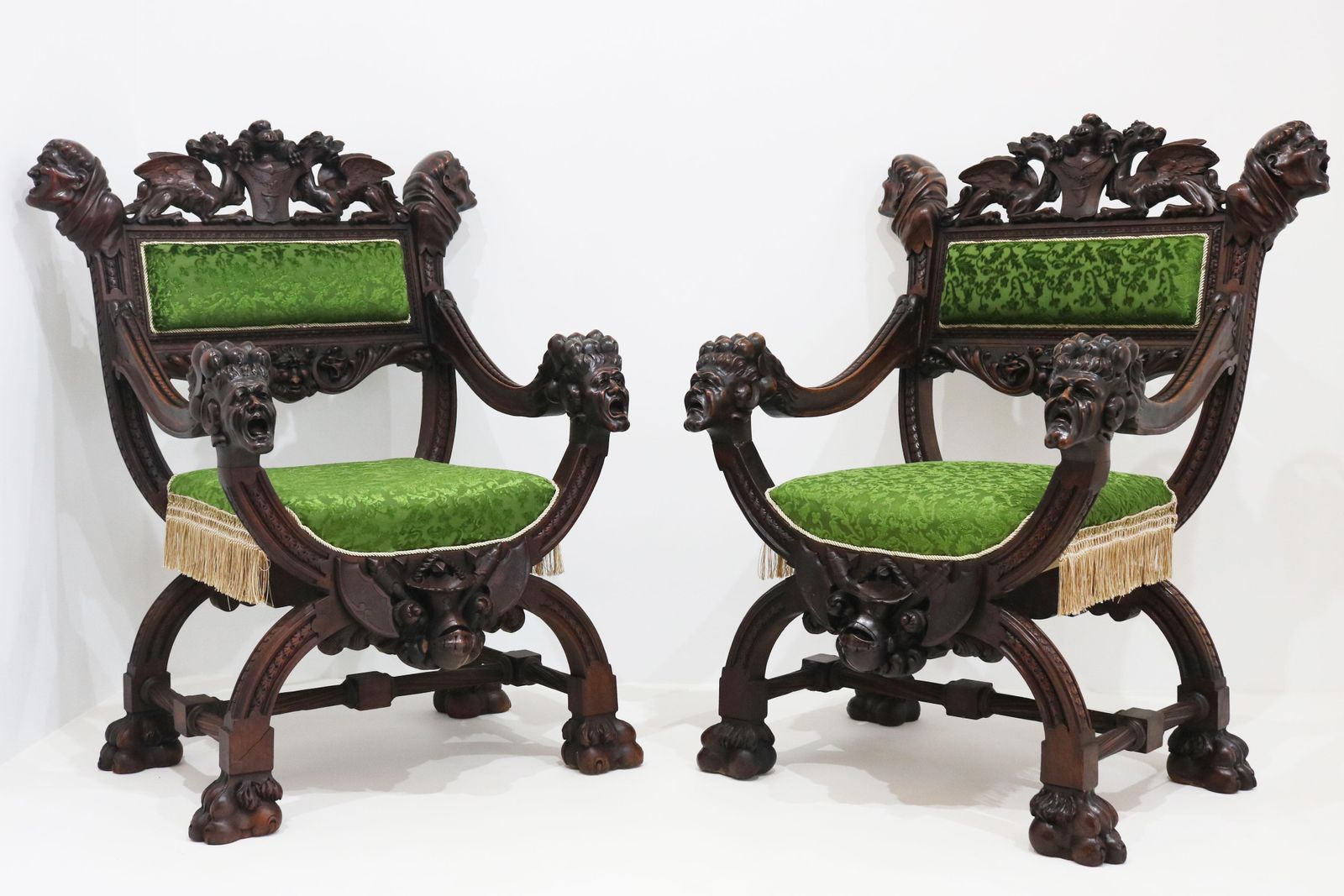 Zeldzaam Paar Gothic Revival Fauteuils Door Victor Aimone, 19e Eeuw – Monniken En Leeuwen photo Meubels
