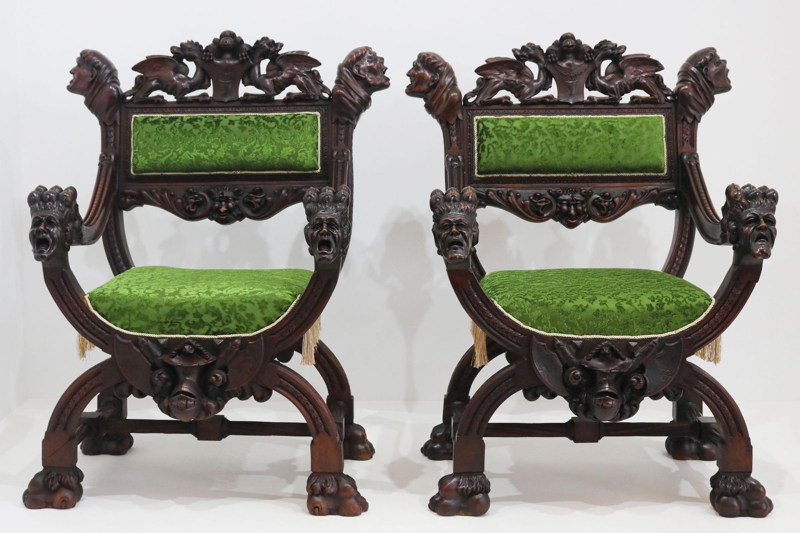 Zeldzaam Paar Gothic Revival Fauteuils Door Victor Aimone, 19e Eeuw – Monniken En Leeuwen photo 11201.0