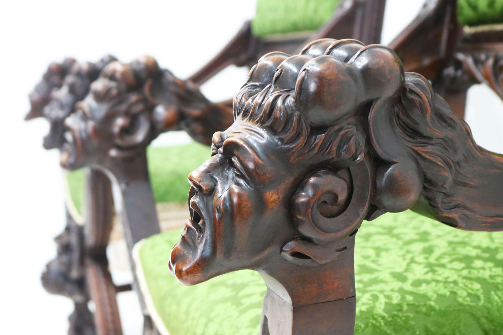 Zeldzaam Paar Gothic Revival Fauteuils Door Victor Aimone, 19e Eeuw – Monniken En Leeuwen photo vinterior
