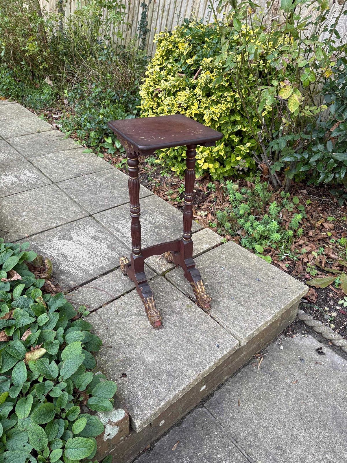 photo vintage Antique Victorian Chinoiserie Plant Stand With Gilt Dragon Feet Side Table Lacquered. Oriental Design Side Table