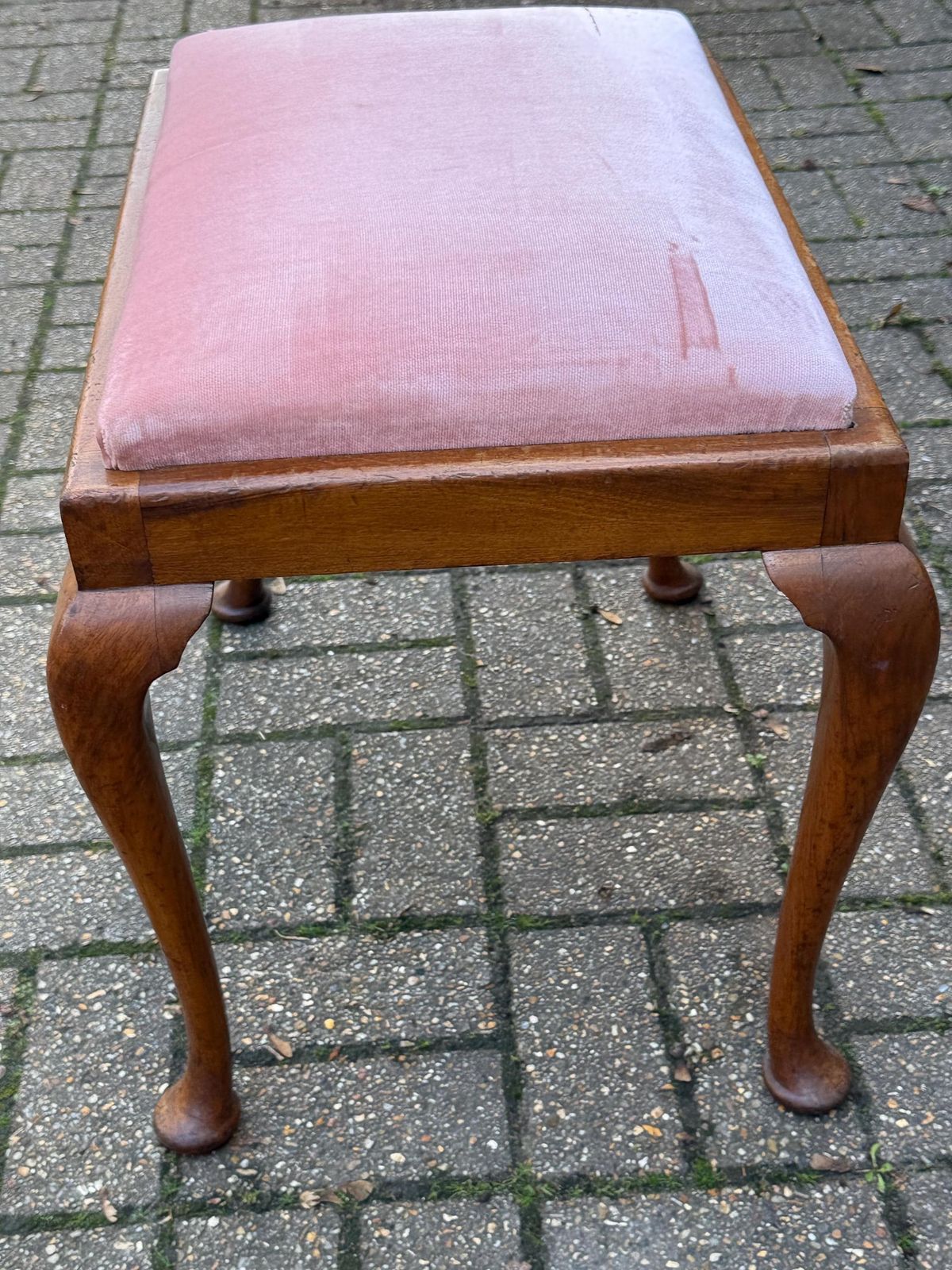 photo furniture Antique 1920s Queen Anne Revival Stool With Cabriole Legs, Reupholstered Pink Velveteen Vintage Seating