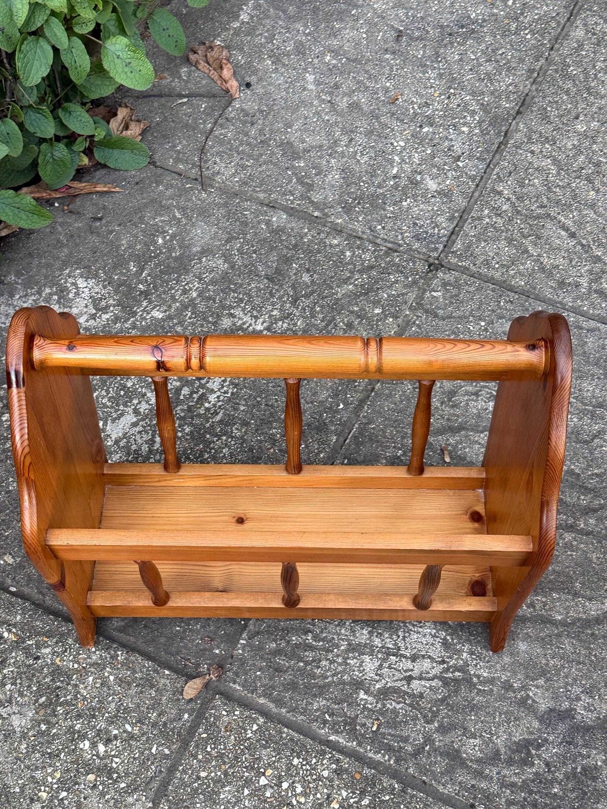 photo vintage Vintage 1970s Pine Magazine Rack – Rustic Country Wooden Storage Caddy, Pine Storage Basket