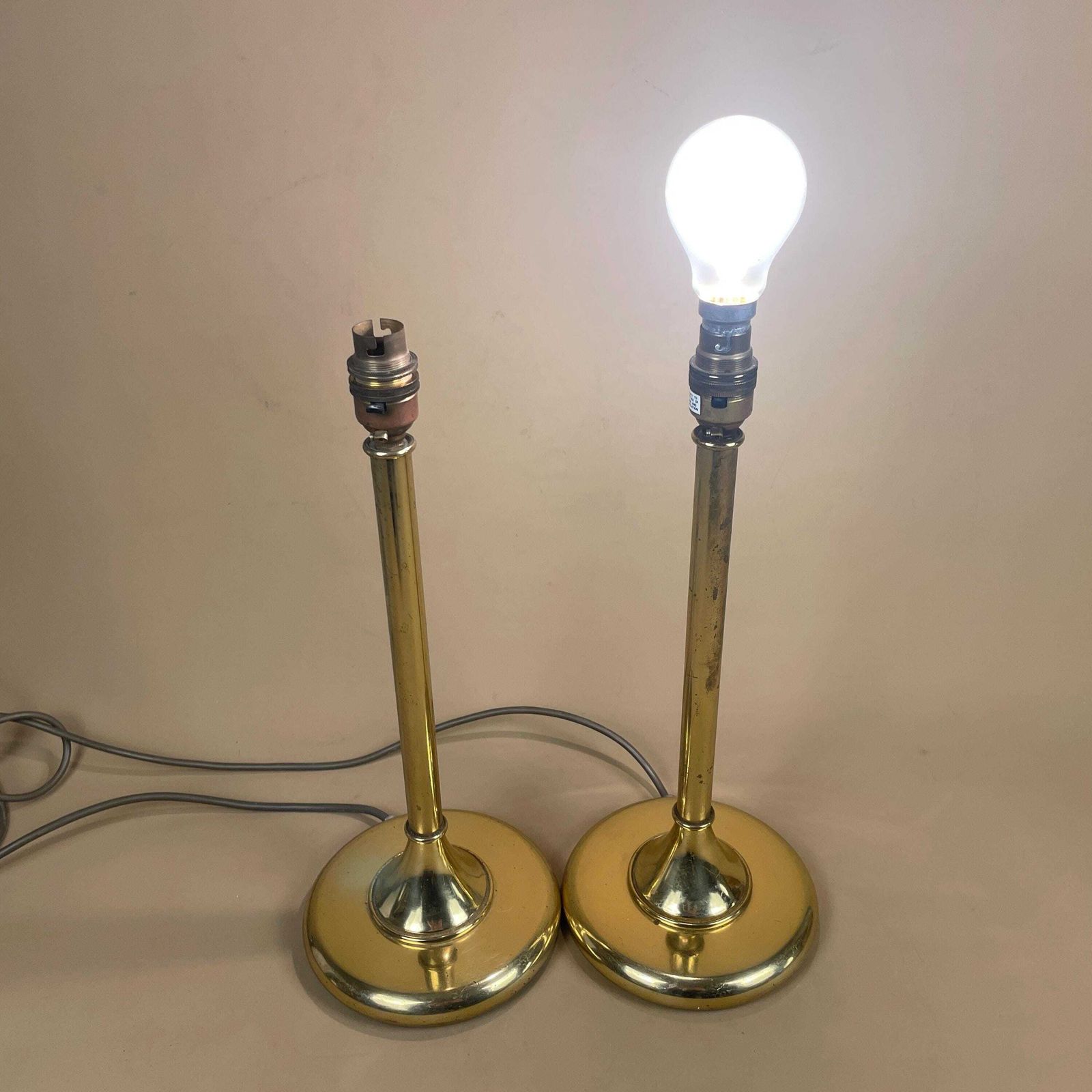 119.0 Antique Matching Pair Of Metal Gold Brass Lamps Lights Bedside Side Lamp Table Desk Light Column Round Base Vintage Classic Two Set photo
