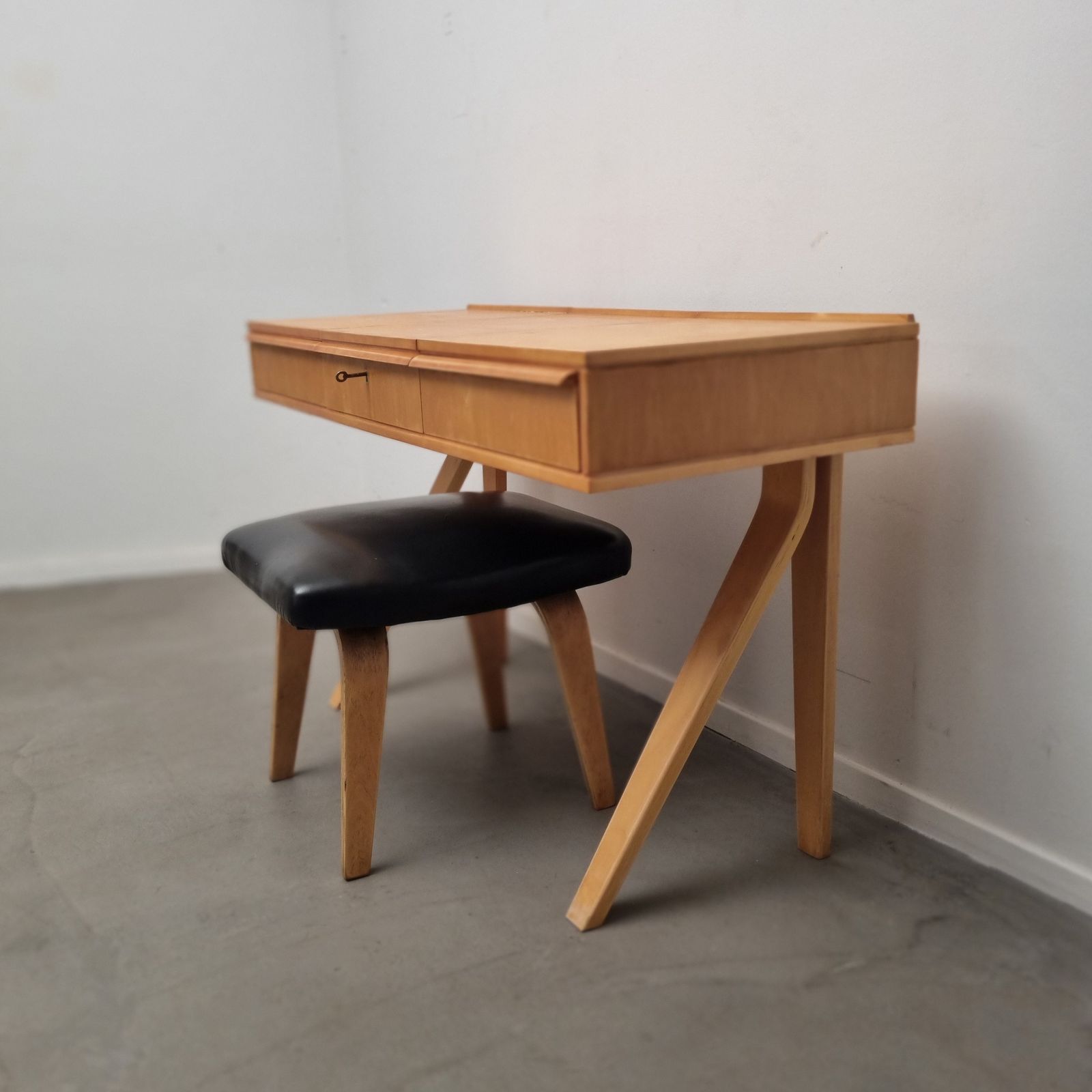 Set Of Dutch Modern Dressing Table And Stool In Birch Plywood By Cees Braakman For Pastoe, 1951 photo vintage
