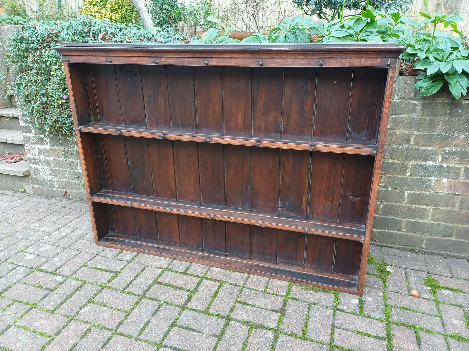 photo vintage Antique Victorian Plate Rack, Pine & Oak Wall Shelf With Brass Hooks Early 19th Century Plate Display, Kitchen Decor