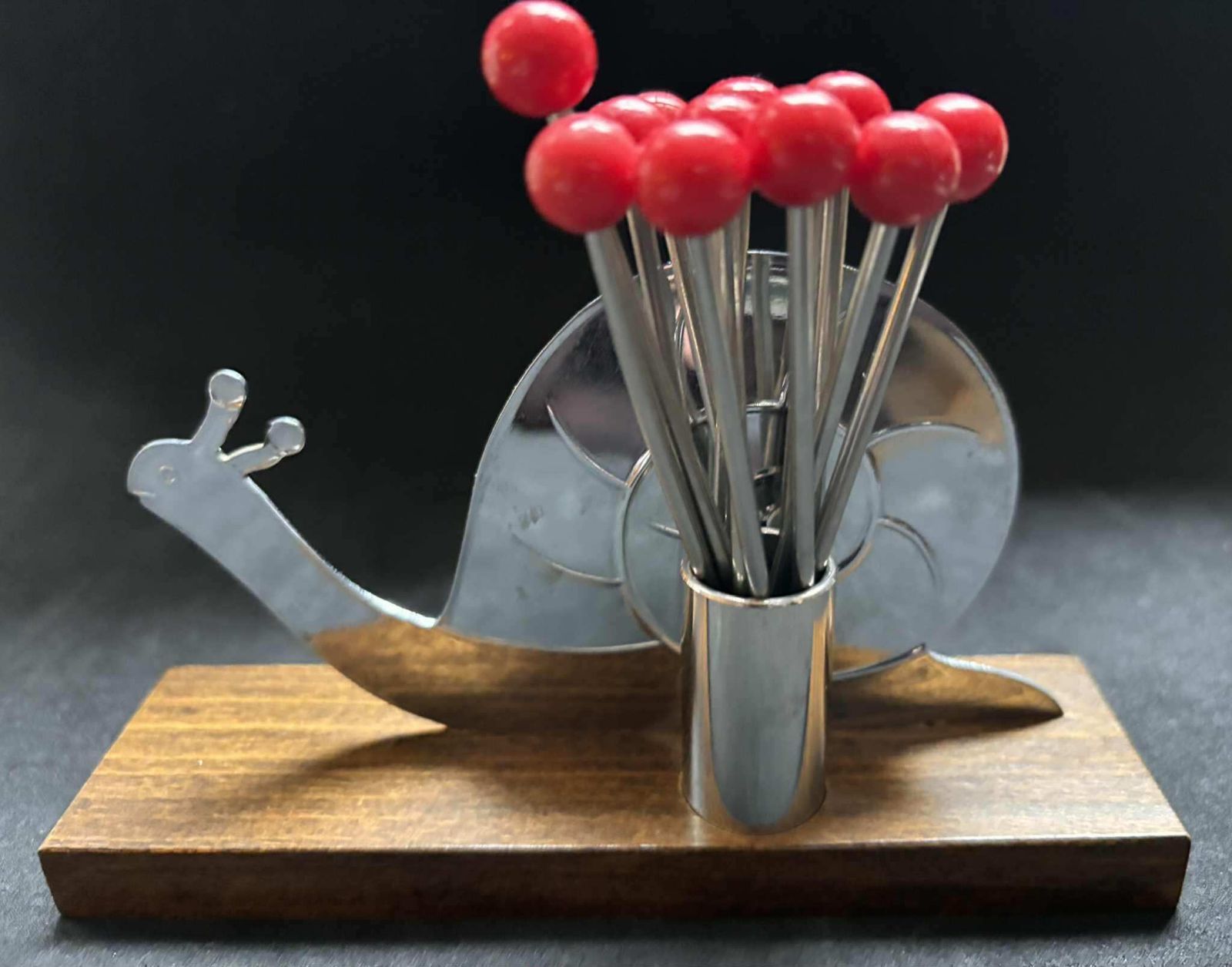 photo furniture Vintage Franse slakken cocktailprikkers set – chroom en bakeliet barware