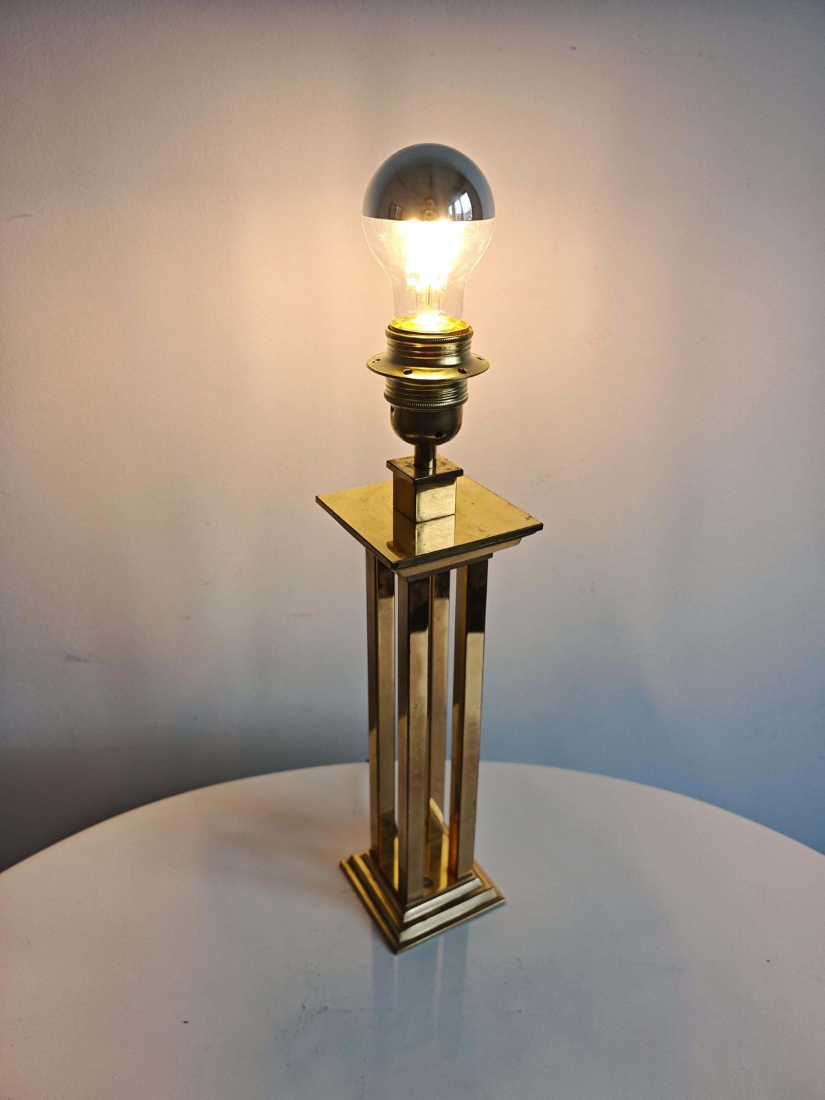 photo furniture Hollywood Regency Table Lamp In Gilt Brass In Style Of Willy Rizzo, Italy 1960s