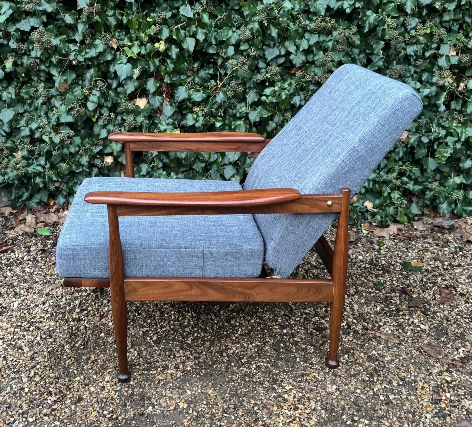 photo furniture Vintage Guy Rogers Manhatten Reclining Teak Armchair C.1960