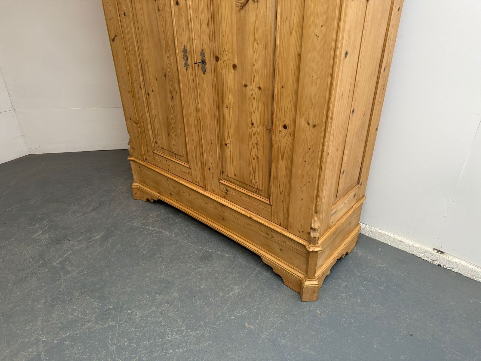 photo furniture A Lovely Pine Georgian Waxed Knockdown Ladies Wardrobe