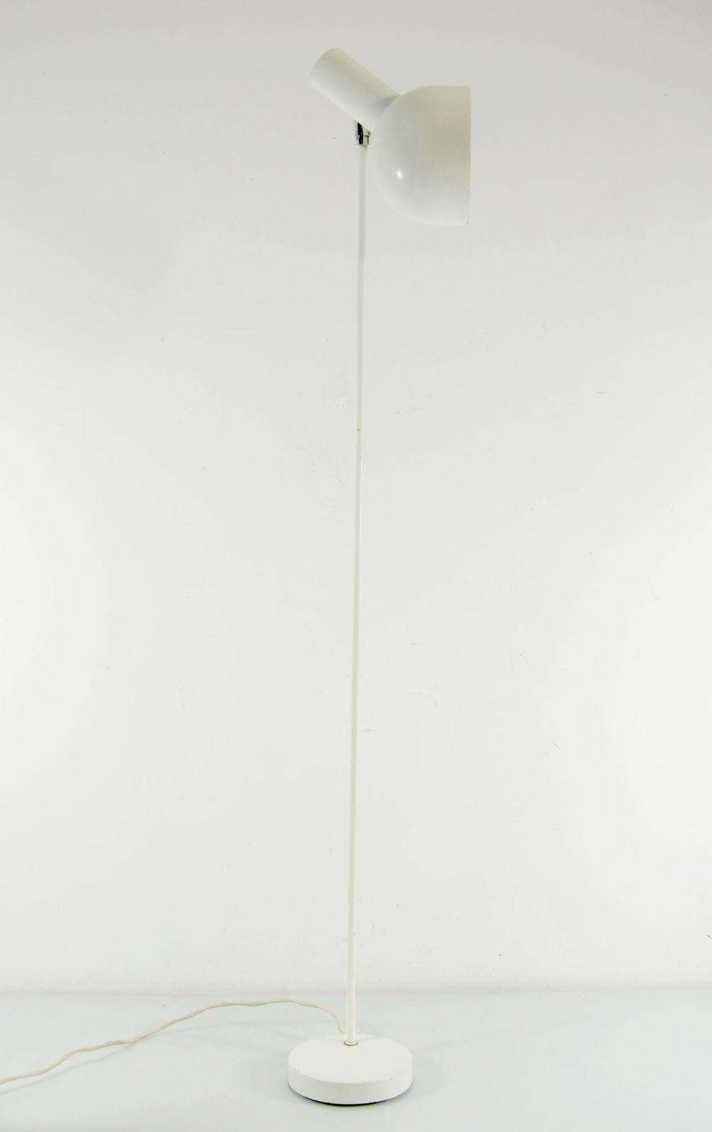 Vintage Witte Hala Vloerlamp – Jaren 1960 Minimalistisch Nederlands Design – Draaibare En Kantelbare Kap photo furniture