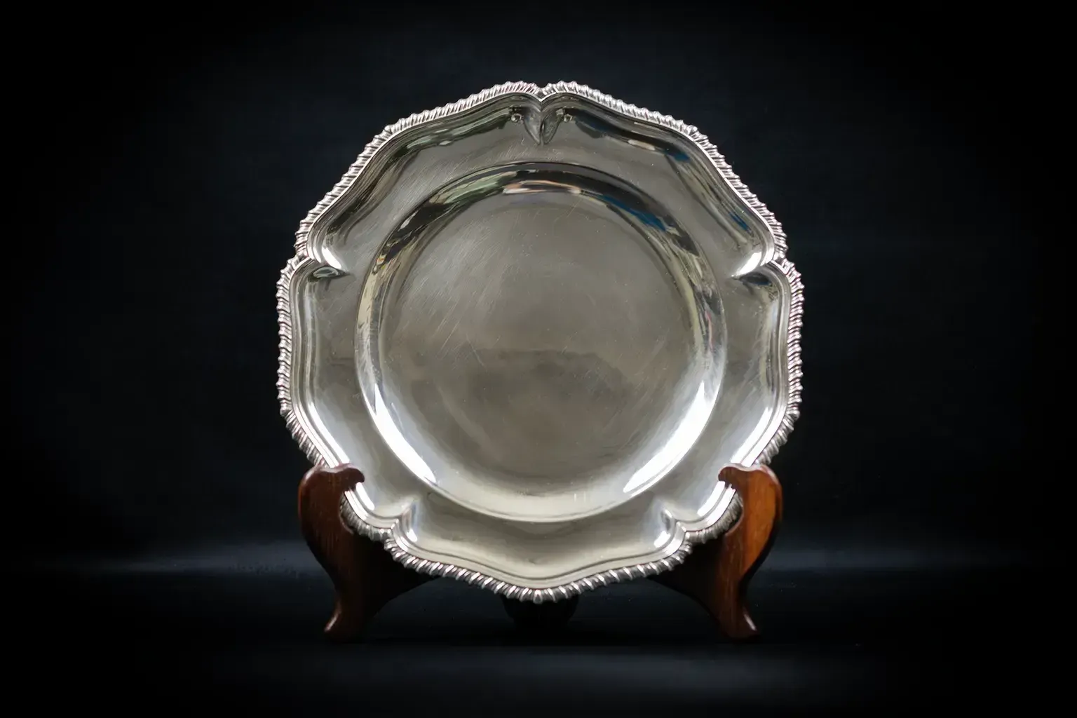 Round Silver Plated Metal Dish With A Scalloped Edge – Gadrooned Frieze