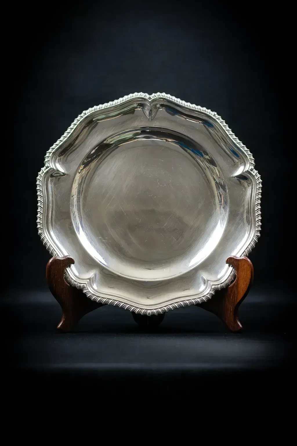 Plat rond en métal argenté à bord festonné, frise godronée photo furniture