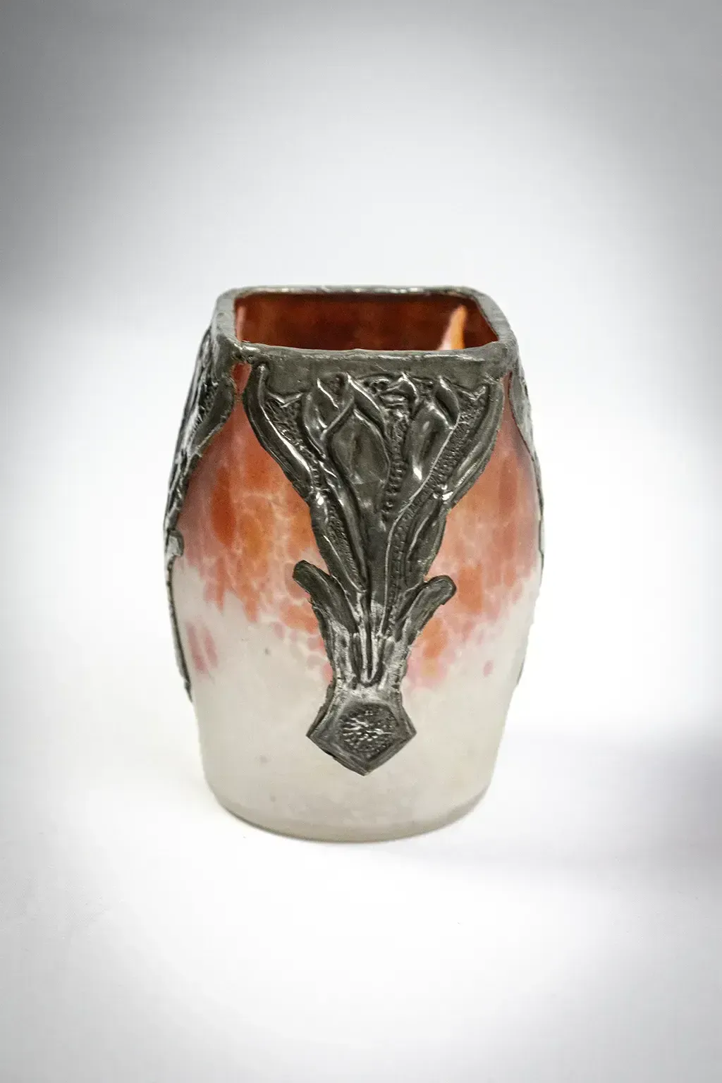 Petit vase Art Nouveau en verre marbré, monture en étain photo for sale