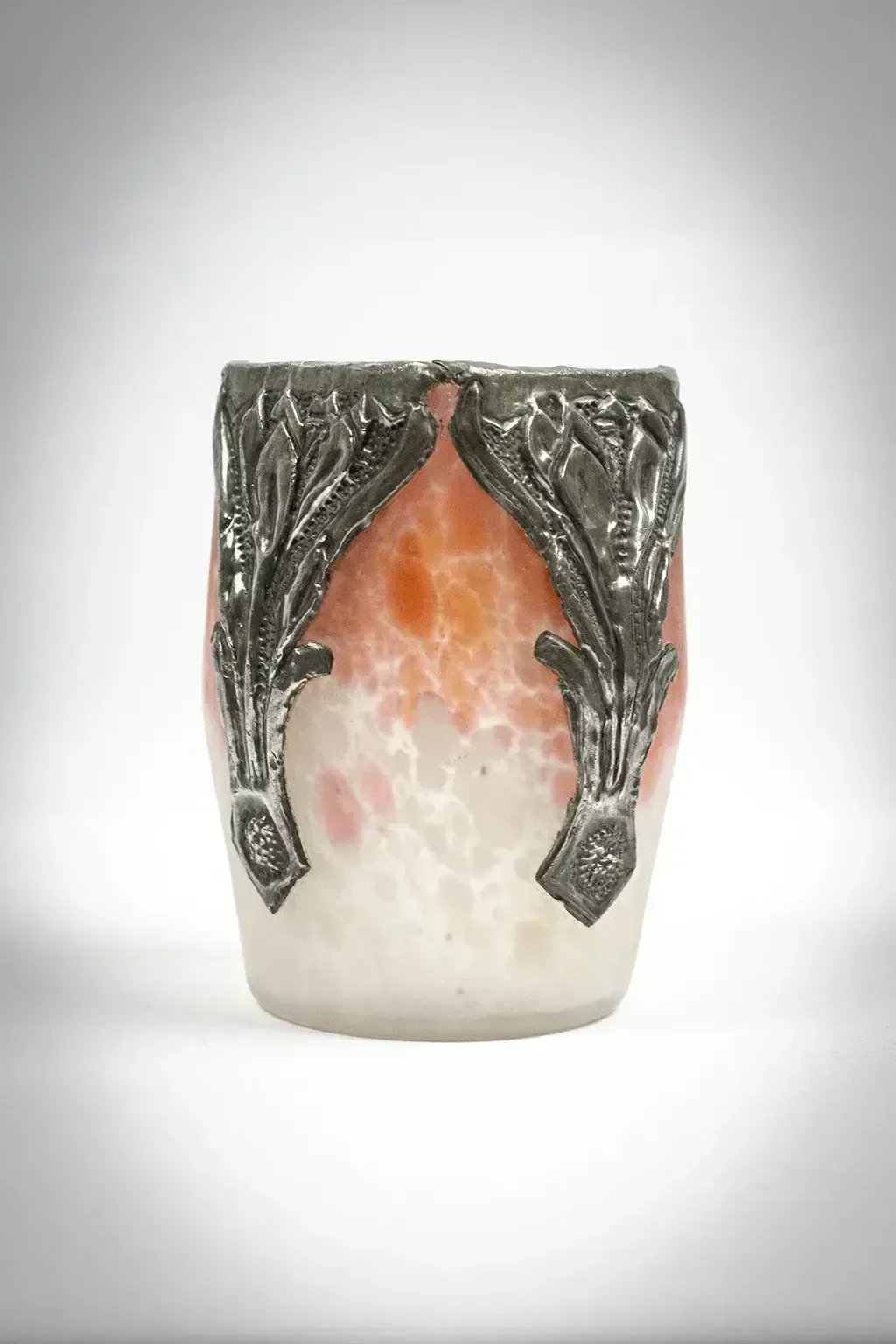 Petit vase Art Nouveau en verre marbré, monture en étain photo Décoration