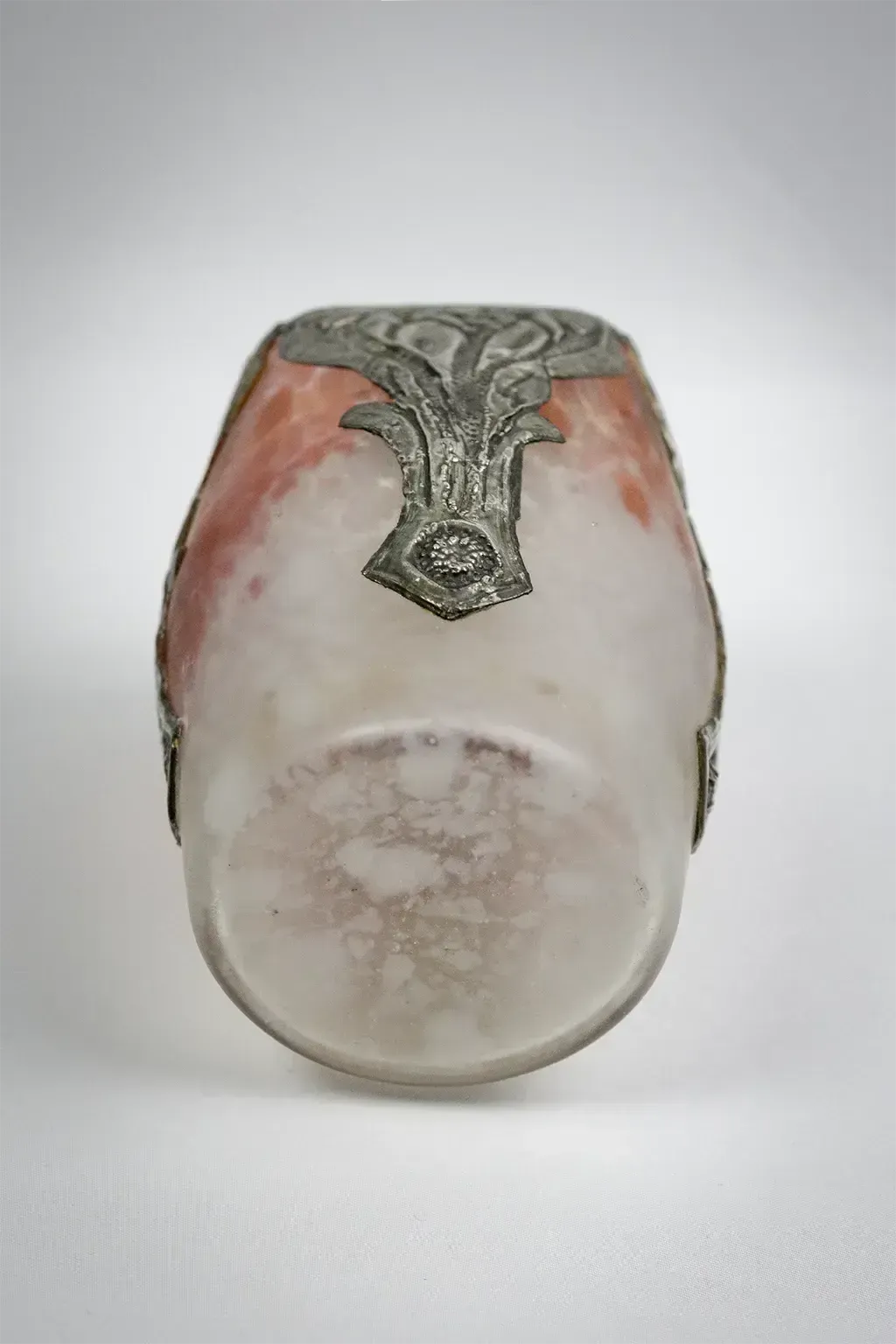 Petit vase Art Nouveau en verre marbré, monture en étain photo vintage