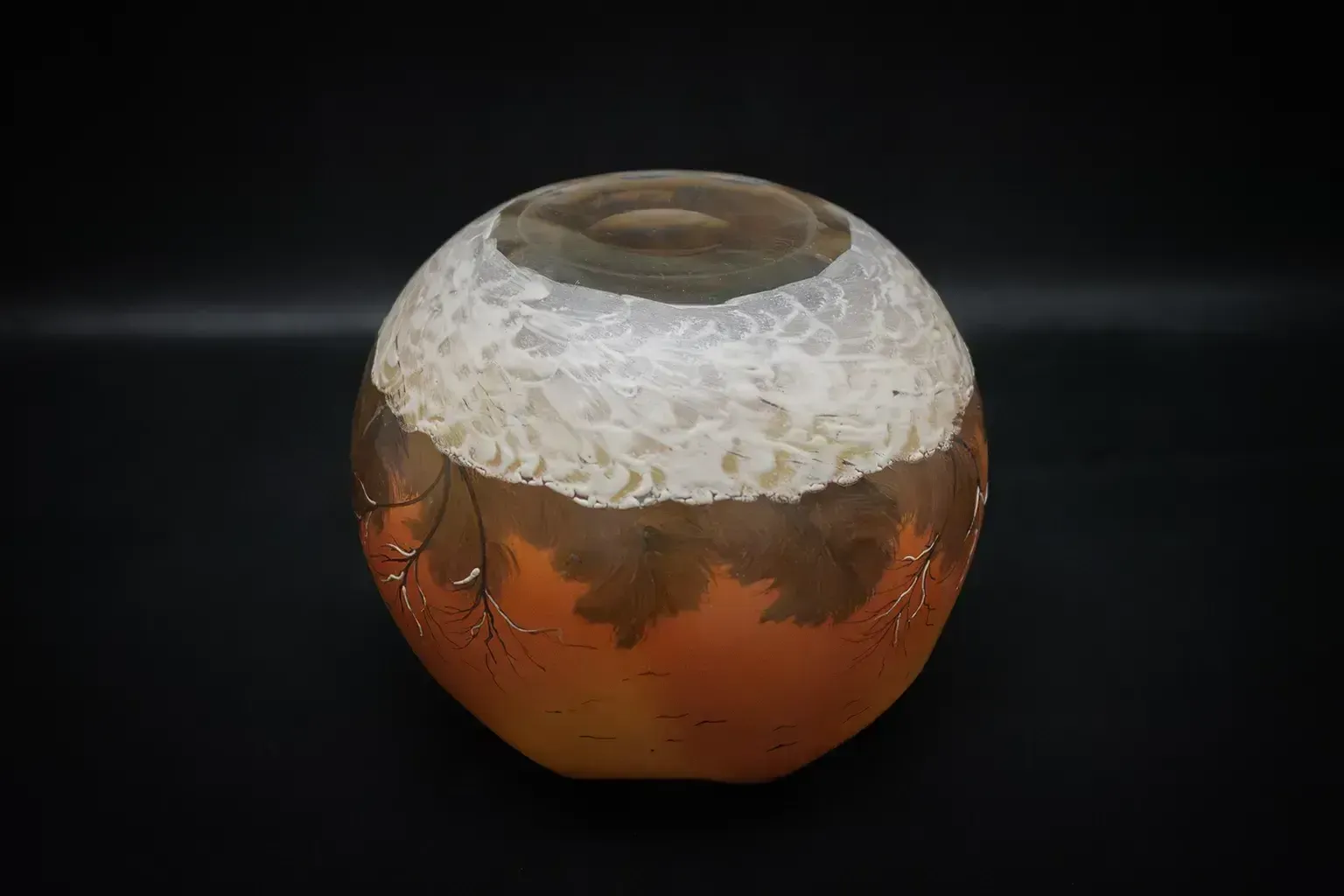 photo furniture Grand vase sphérique Legras, décor de paysage hivernal