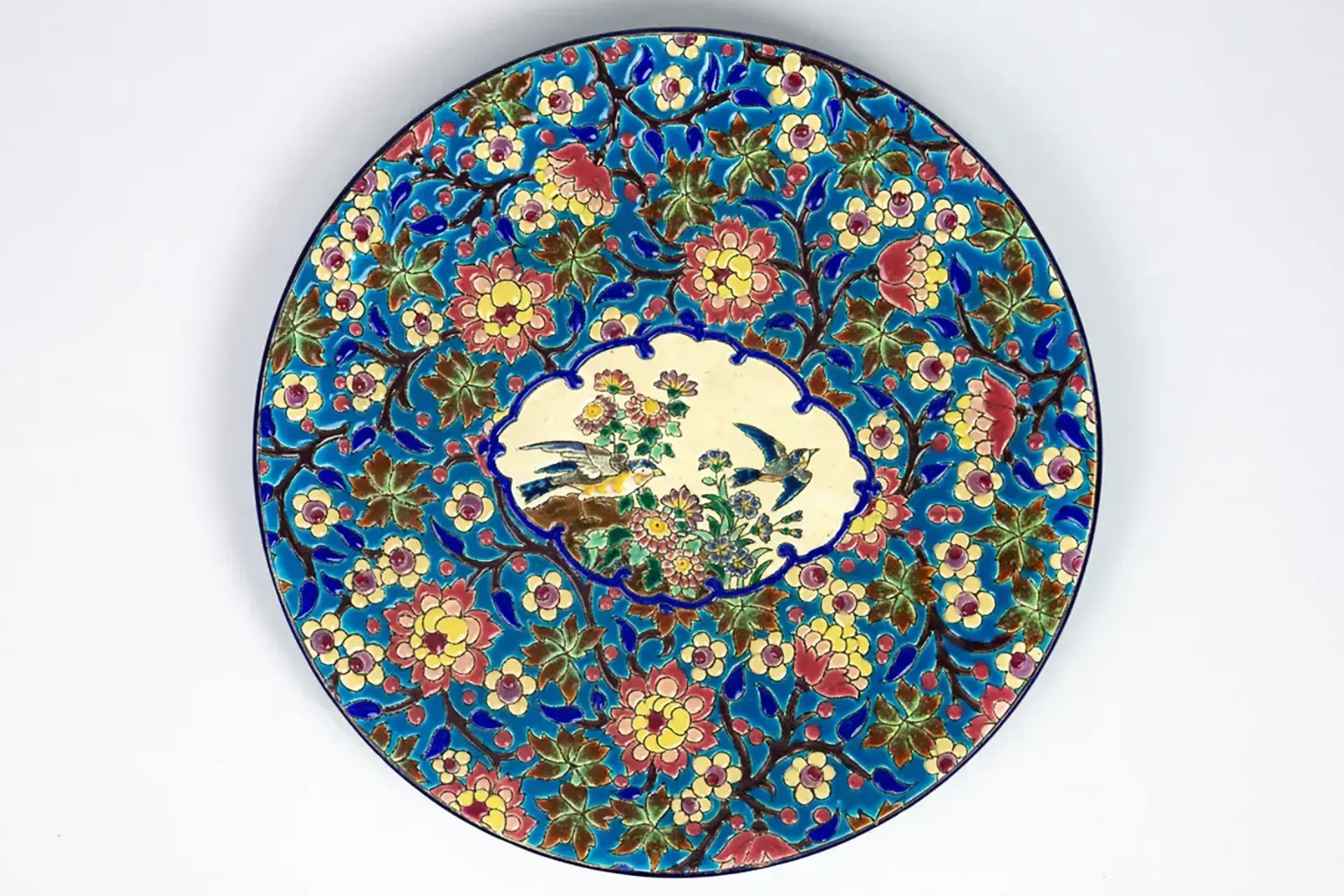 Plat décoratif Longwy en émail - décoré d'oiseaux polychromes et de fleurs - faïence émaillée, vers 1950 photo furniture