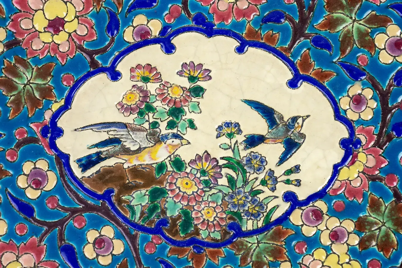 Plat décoratif Longwy en émail - décoré d'oiseaux polychromes et de fleurs - faïence émaillée, vers 1950 photo Décoration