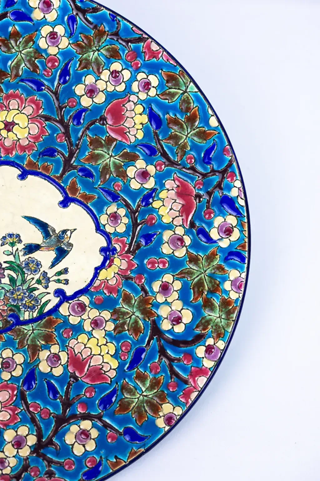 Plat décoratif Longwy en émail - décoré d'oiseaux polychromes et de fleurs - faïence émaillée, vers 1950 photo vinterior