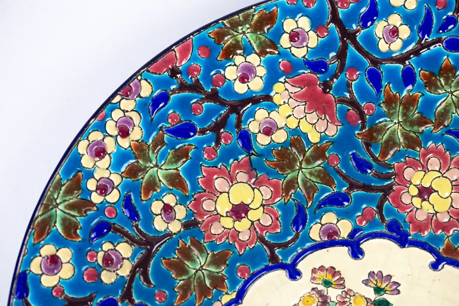 Plat décoratif Longwy en émail - décoré d'oiseaux polychromes et de fleurs - faïence émaillée, vers 1950 photo buy