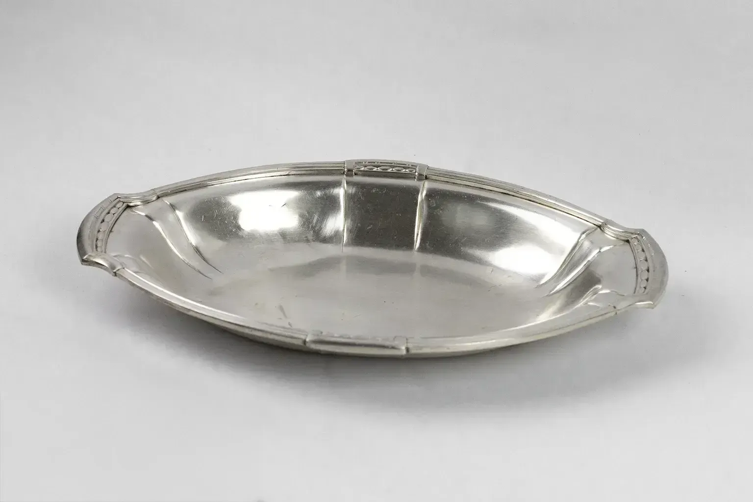 Orbrille Oval Silver Plated Metal Serving Basket – Art Deco, 1930s photo vinterior