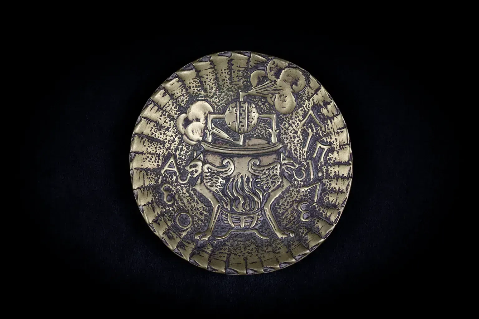 Klein bronzen schaaltje met een aeolipile, naar ontwerp van Max Le Verrier