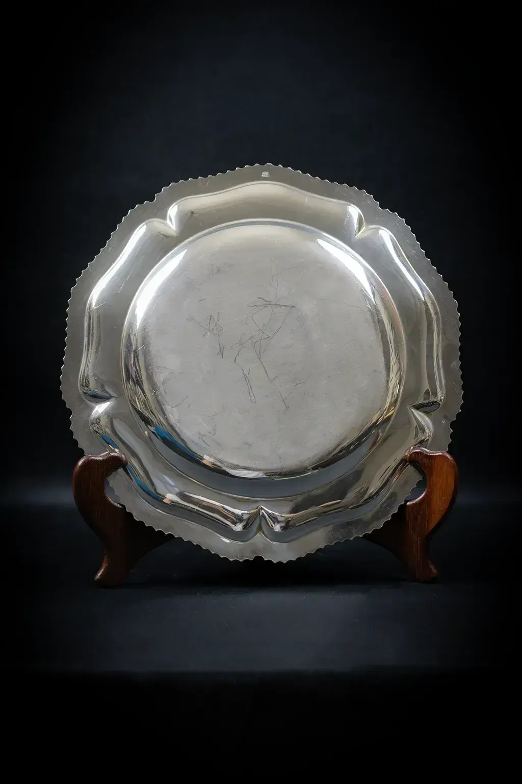 Round Silver Plated Metal Dish With A Scalloped Edge – Gadrooned Frieze photo vinterior