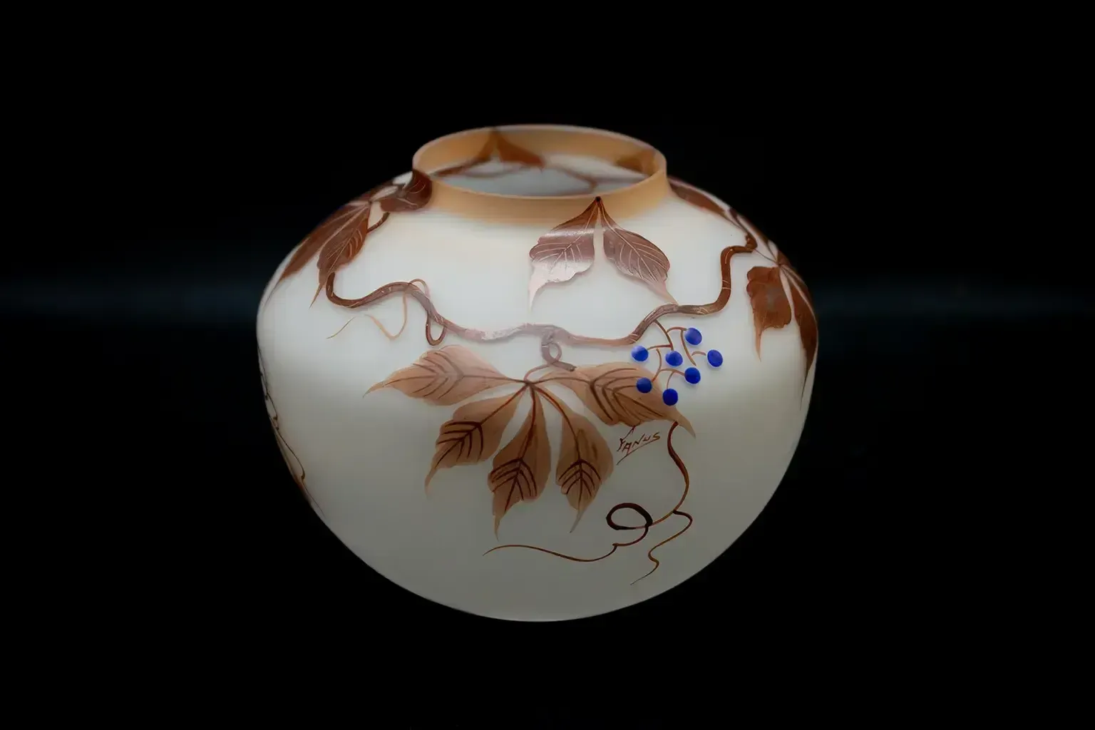 Vase Art Nouveau en verre satiné émaillé, par Fanus