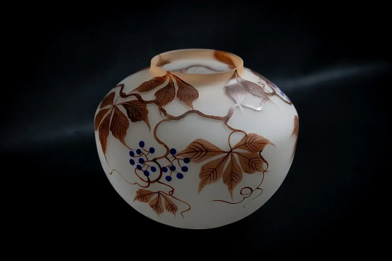Vase Art Nouveau en verre satiné émaillé, par Fanus photo vinterior