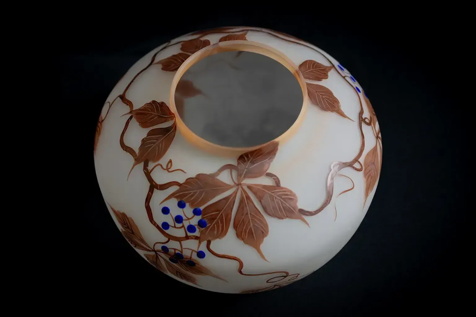 photo furniture Vase Art Nouveau en verre satiné émaillé, par Fanus