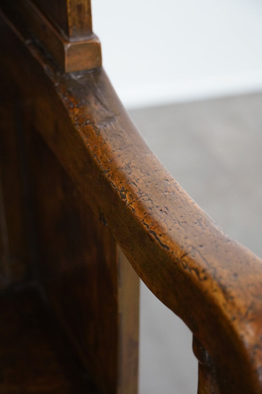 photo furniture Antieke Engelse Lambing Chair Met Kap En Lade, 18e Eeuw.