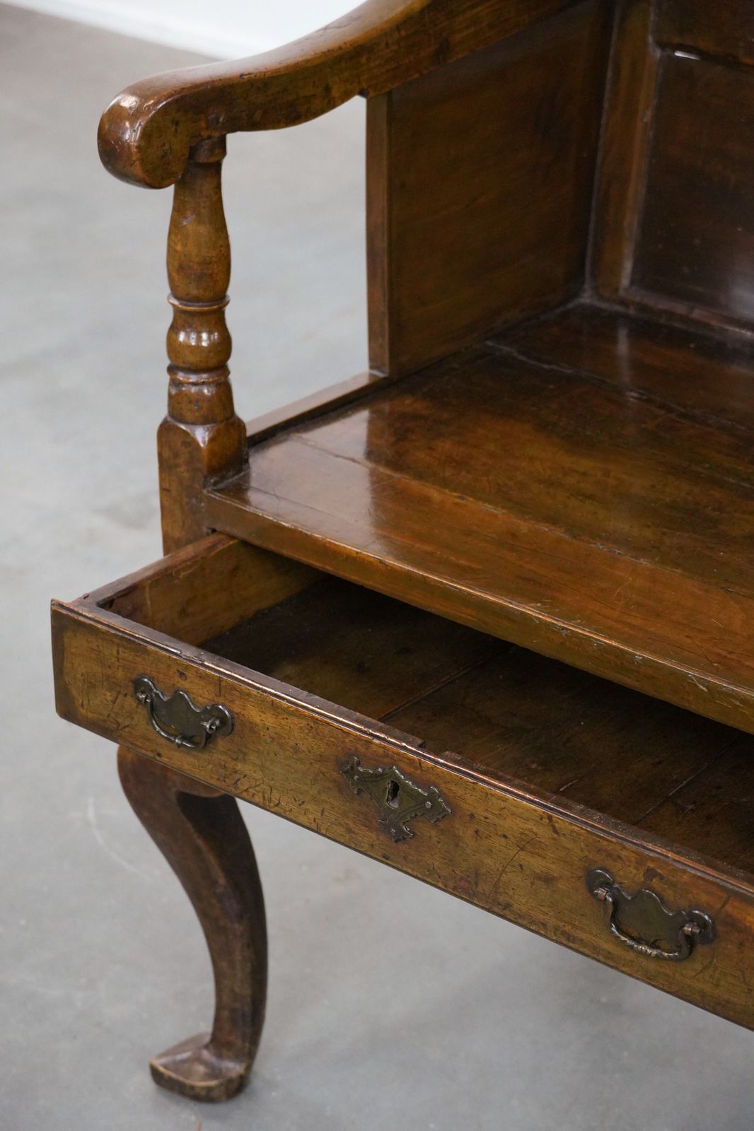 photo vinterior Beautiful And Unique Antique English Hooded Lambing Chair From The 18th Century With A Hood Shape And A Drawer.