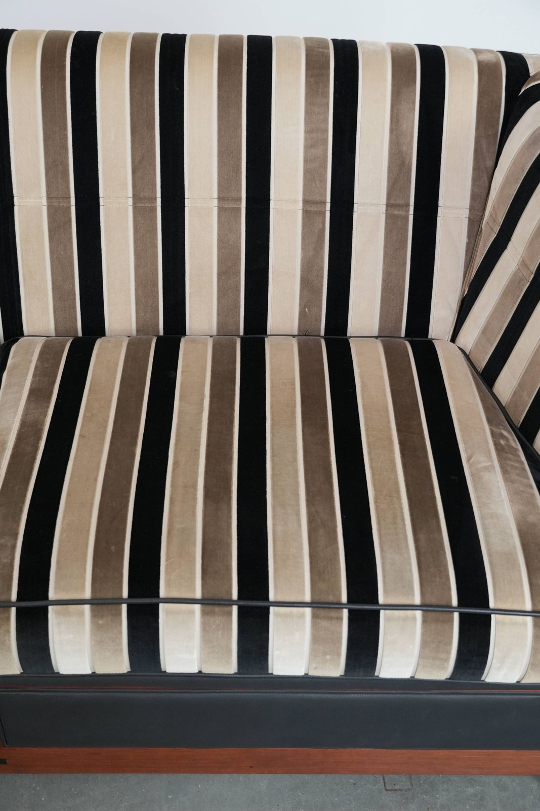 Luxurious Art Deco 2.5 Seater Design Sofa From With Beautiful Woodwork And High Quality Fabric Upholstery photo vinterior