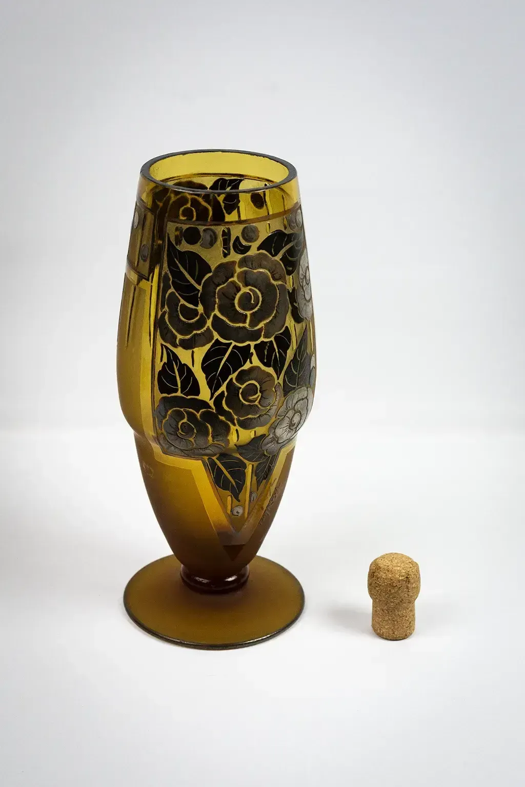 Vase Art déco en verre ambré à décor floral gravé à l'acide - Signé D'argyl photo vinterior
