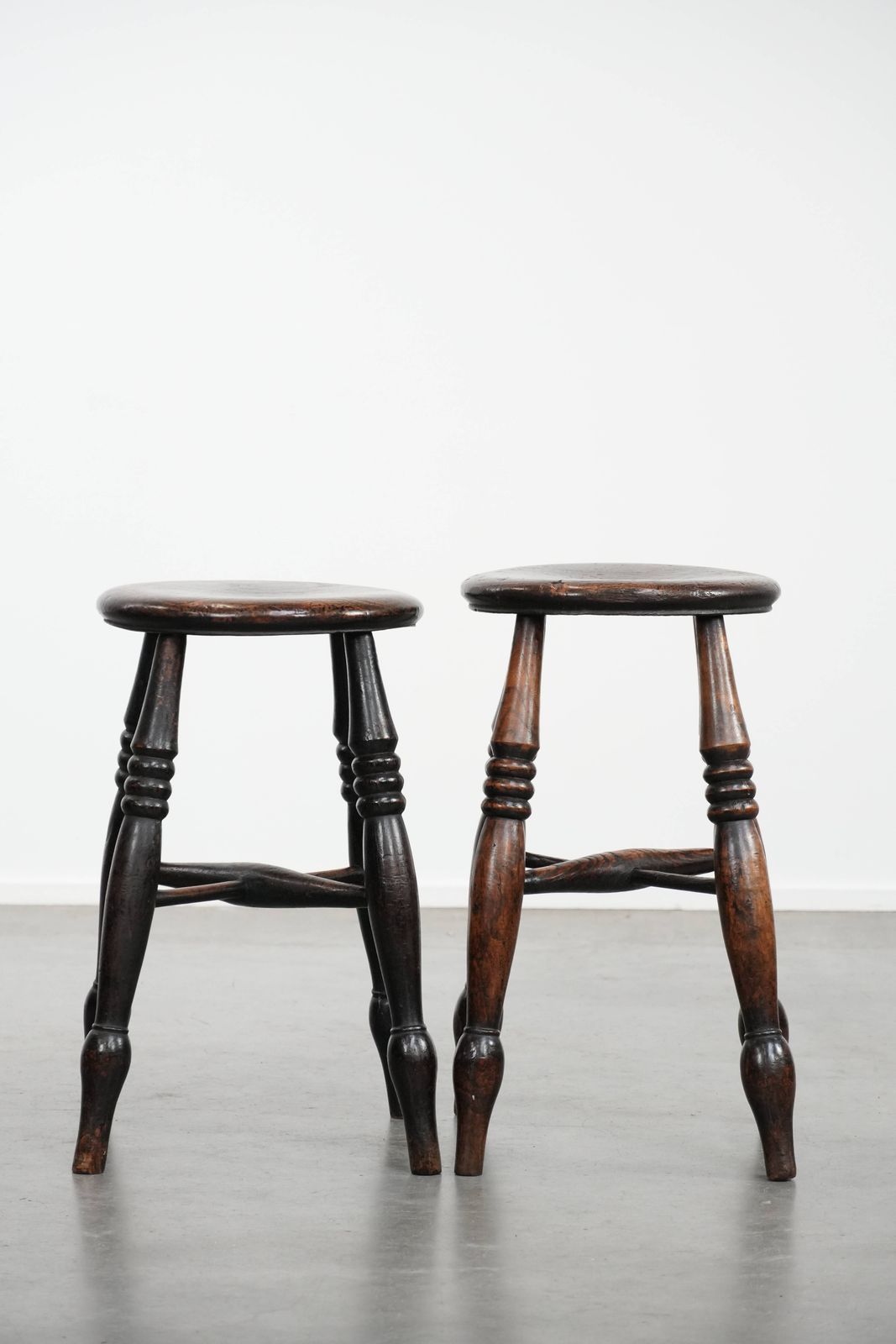 Set Van Twee Antieke Engelse Windsor Krukken Uit De 18e Eeuw Met Een Prachtige Patina photo furniture