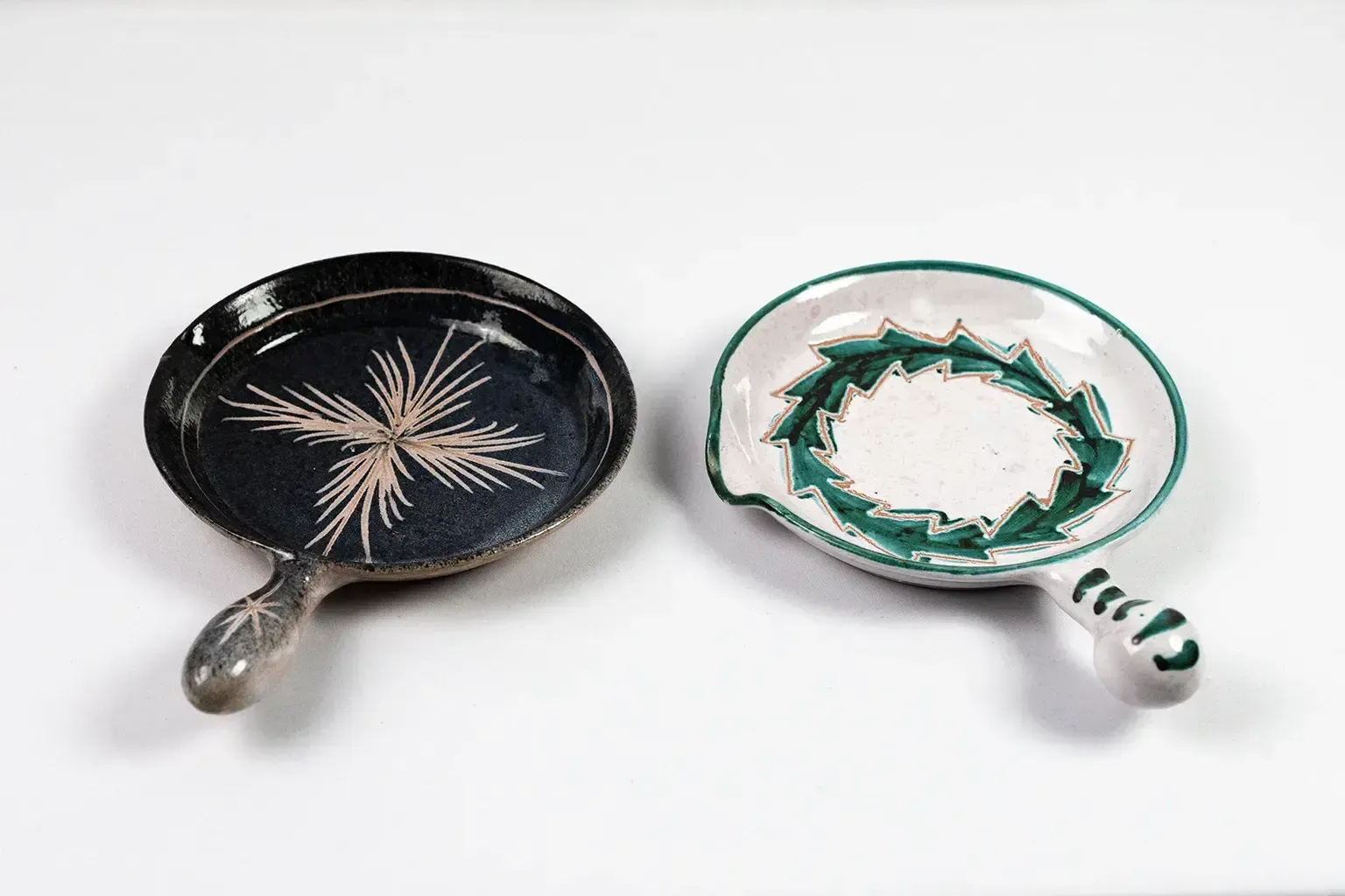 Charles Voltz - Deux poêles en céramique polychrome émaillée, Vallauris, années 1950