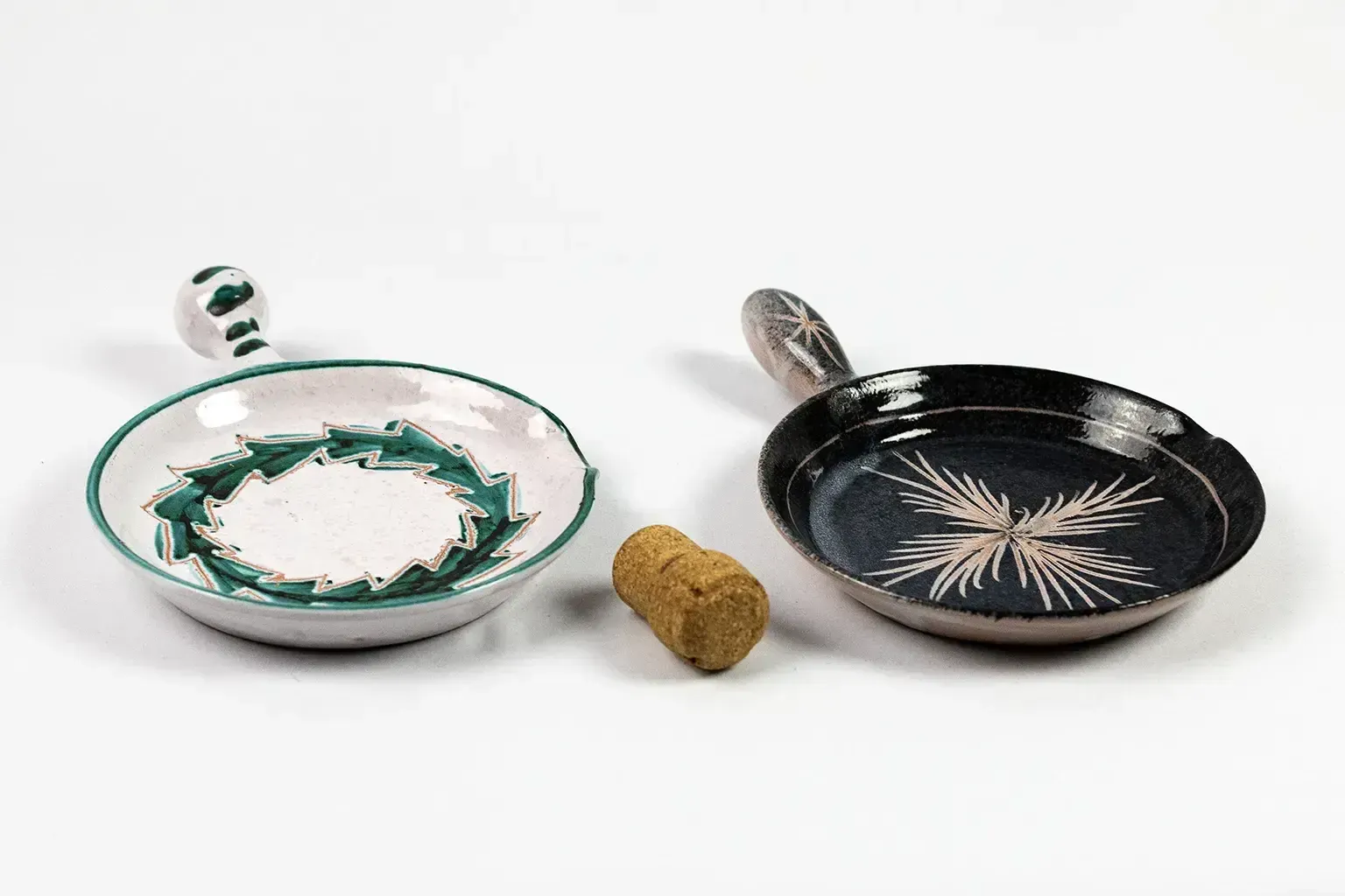 Charles Voltz - Deux poêles en céramique polychrome émaillée, Vallauris, années 1950 photo vintage