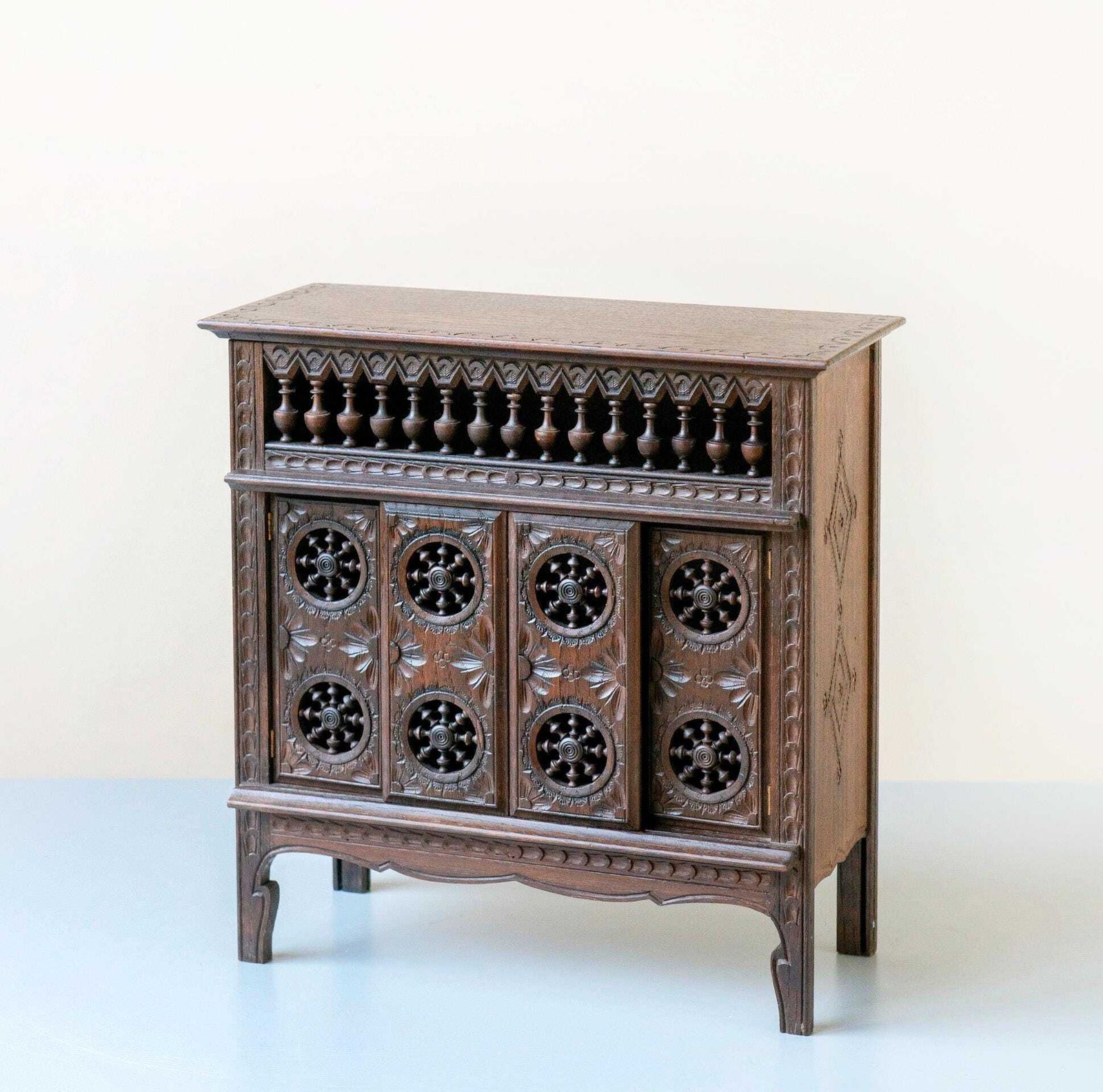Cabinet breton d'époque, sculpté à la main en bois orné, rangement rustique décoratif, fabriqué en France photo furniture