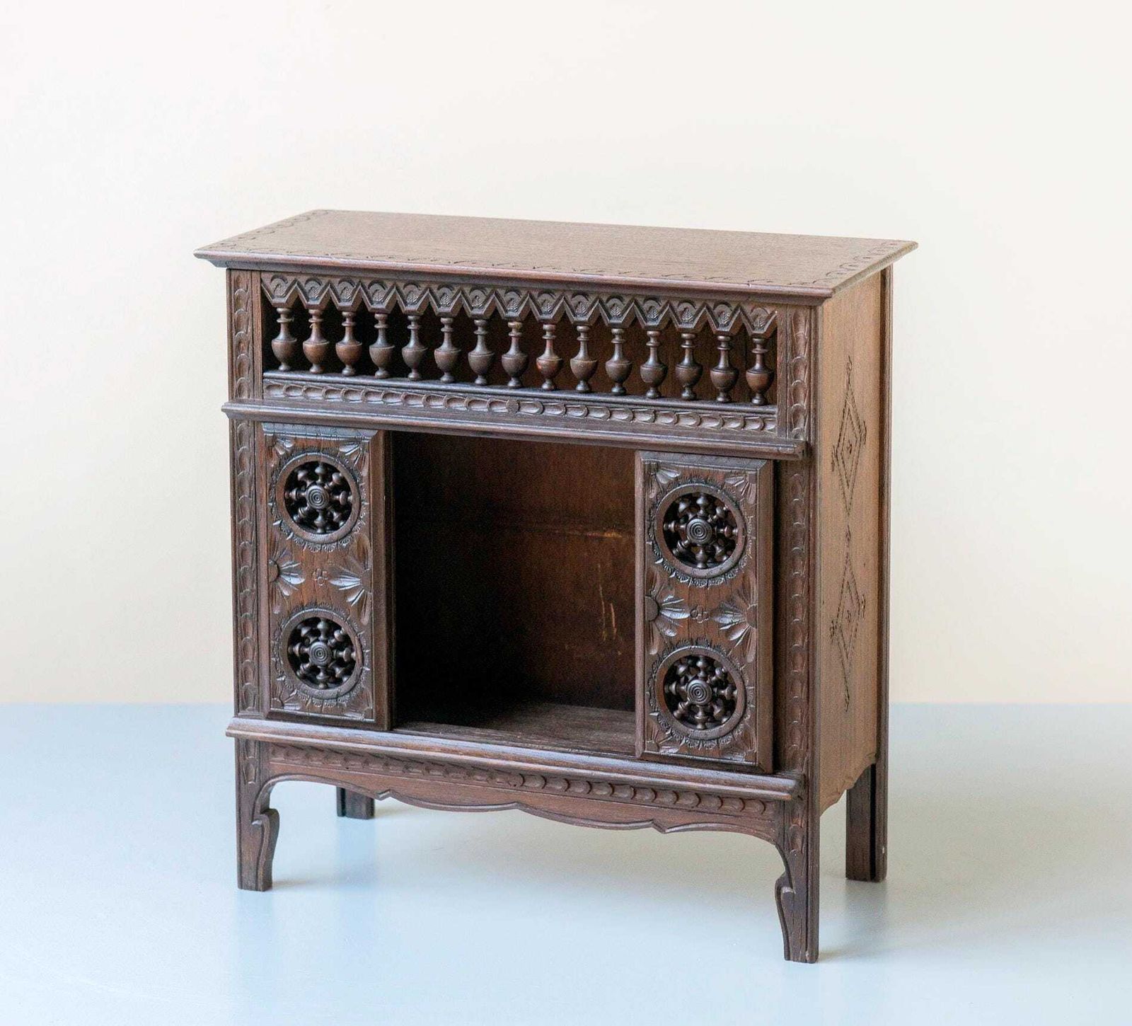 Cabinet breton d'époque, sculpté à la main en bois orné, rangement rustique décoratif, fabriqué en France photo for sale