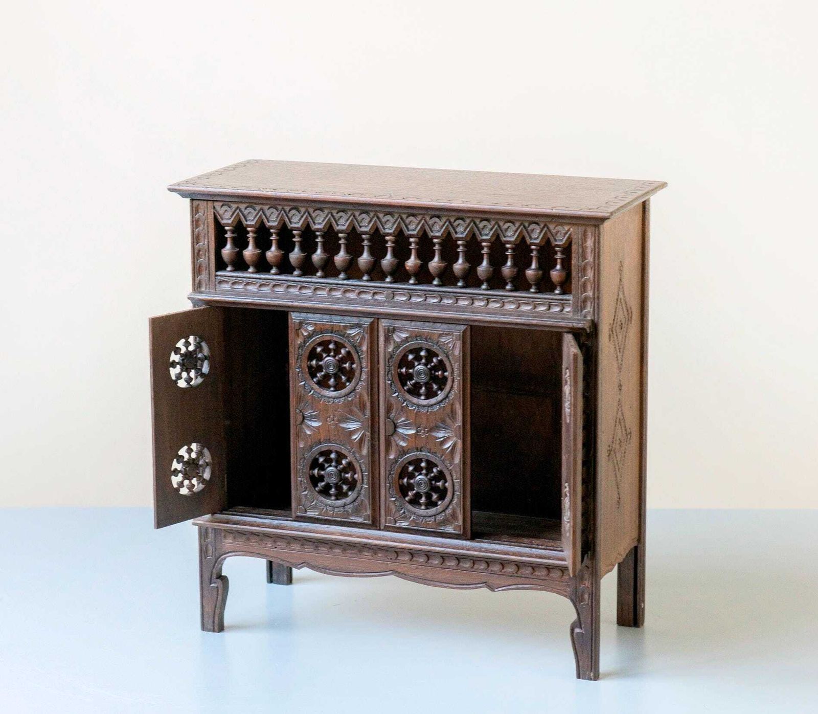 Cabinet breton d'époque, sculpté à la main en bois orné, rangement rustique décoratif, fabriqué en France photo Mobilier