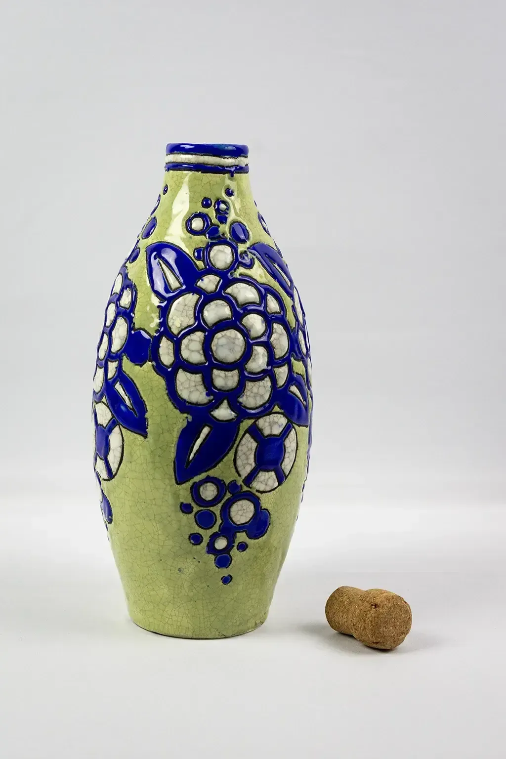 Vase Art déco en céramique émaillée Boch Frères Keramis, décoration 1121 fleurs bleues sur fond vert craquelé photo Décoration